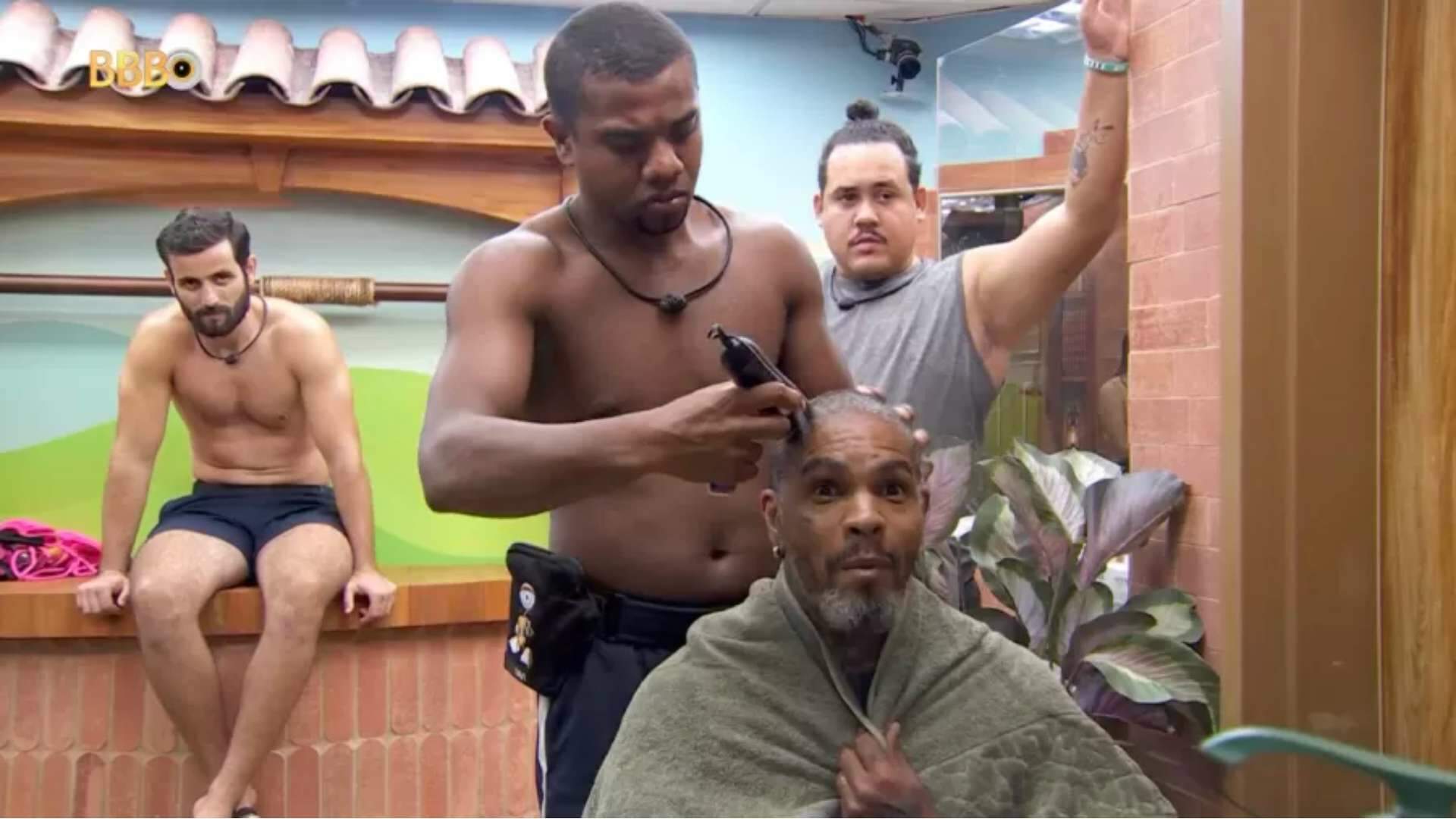 BBB 24: Apesar das milhares de desavenças, Davi sempre corta o cabelo de Rodriguinho - Foto: Globo