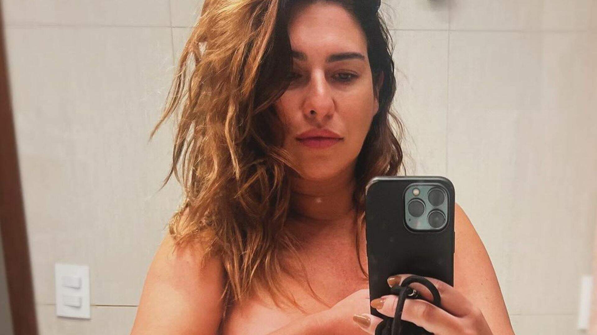 Grávida, Fernanda Paes Leme surge nua e mostra o barrigão em selfie no espelho