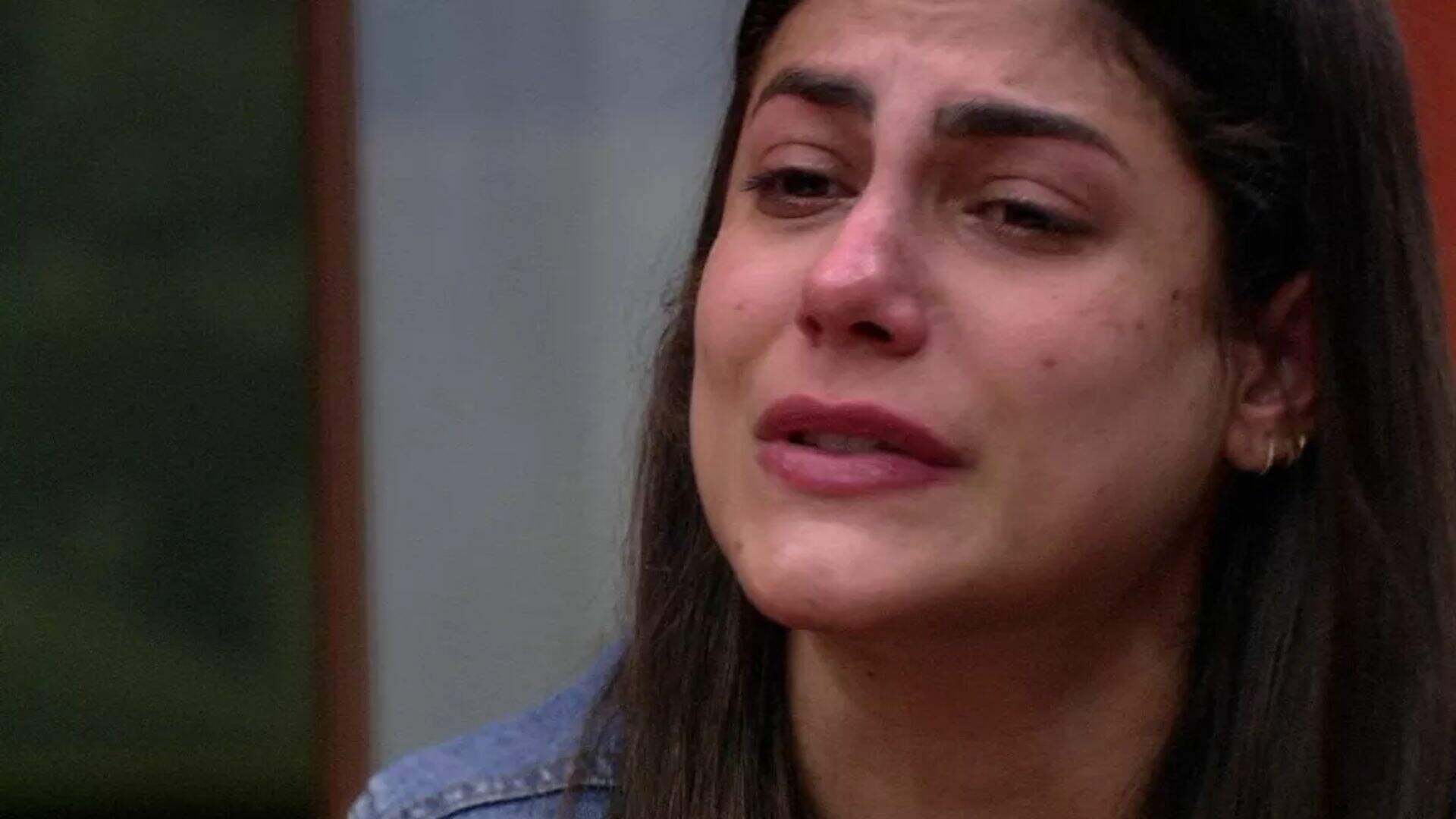 DESESPERO! Ex-BBB Mari Gonzalez fica presa em elevador e pede socorro - Metropolitana FM