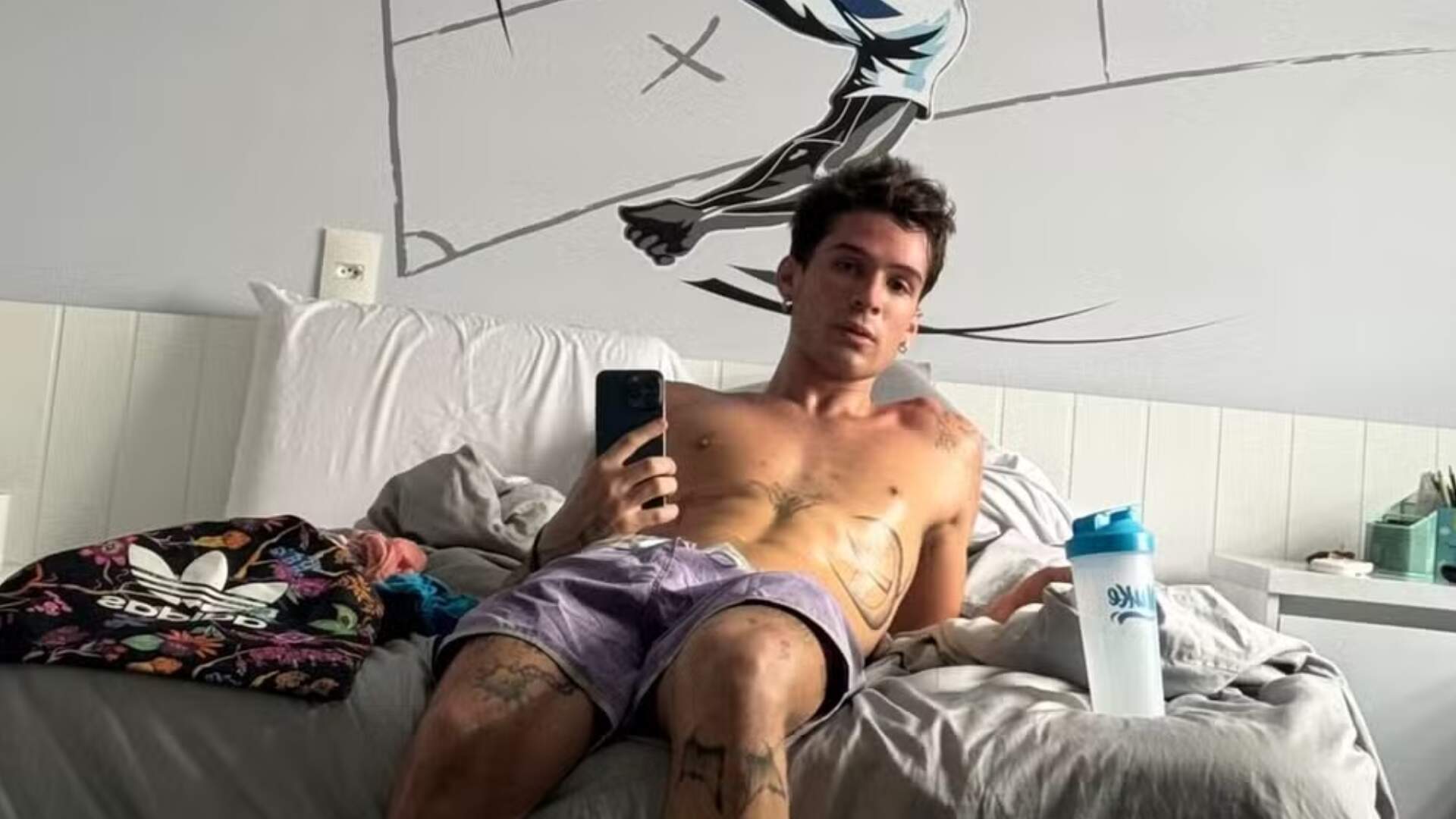 João Guilherme posta selfie e exibe abdômen trincado nas redes sociais