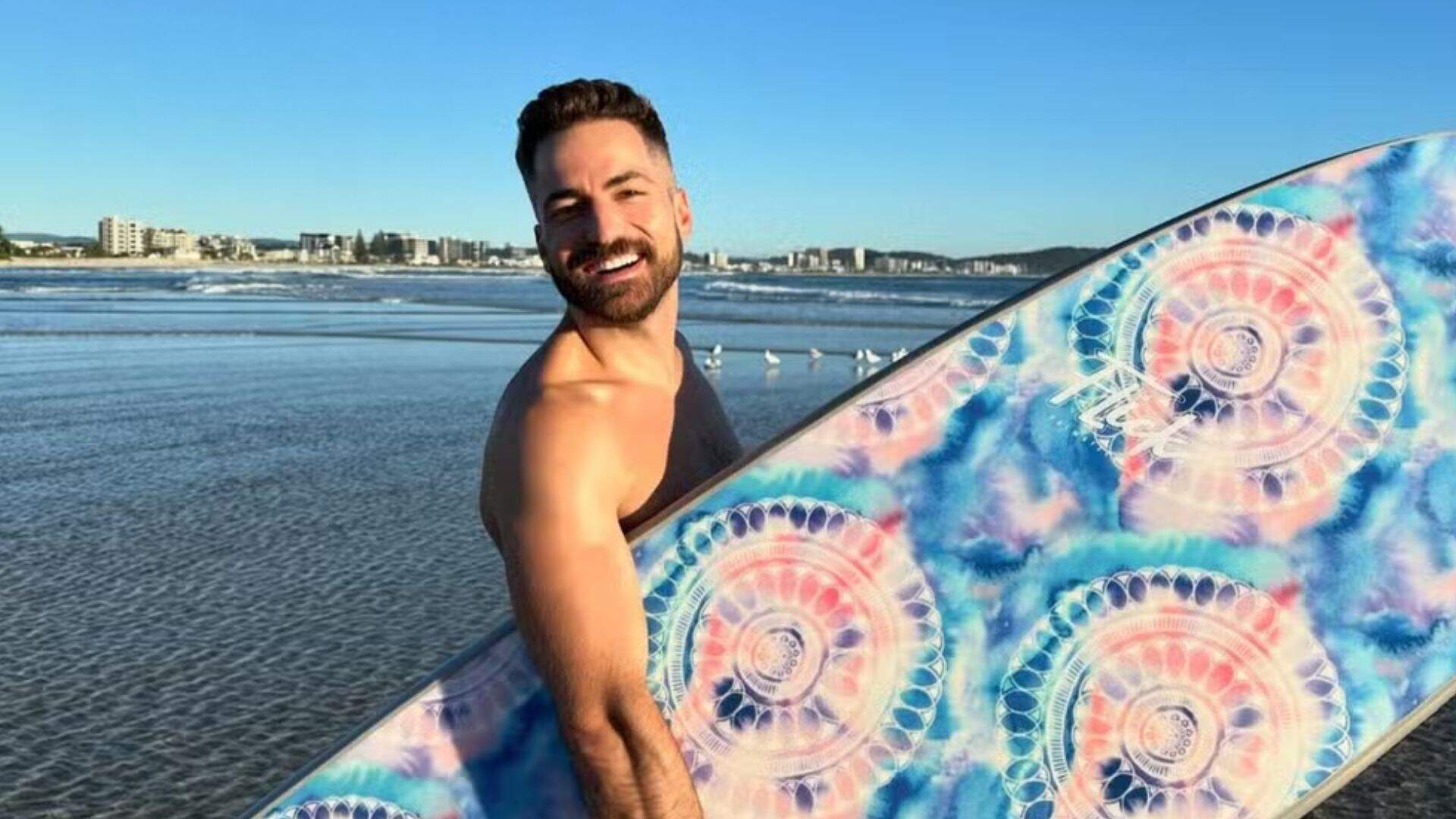 Na Austrália, Thales Bretas aproveita dia de sol e mostra rotina de surfe nas redes sociais