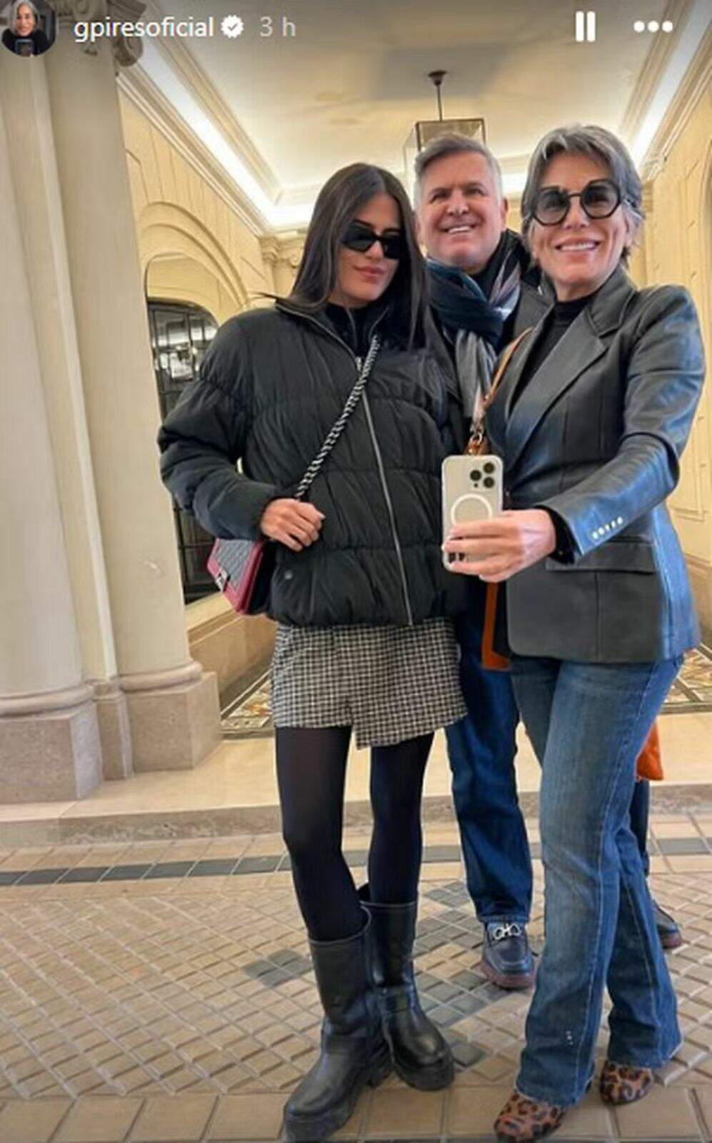 Glória Pires em Paris com o marido e a filha