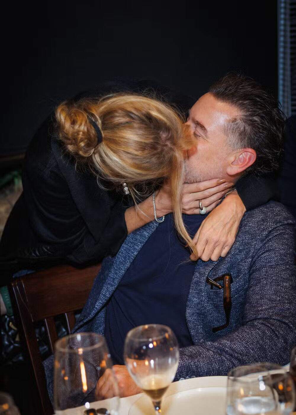 Adriane Galisteu beija o marido