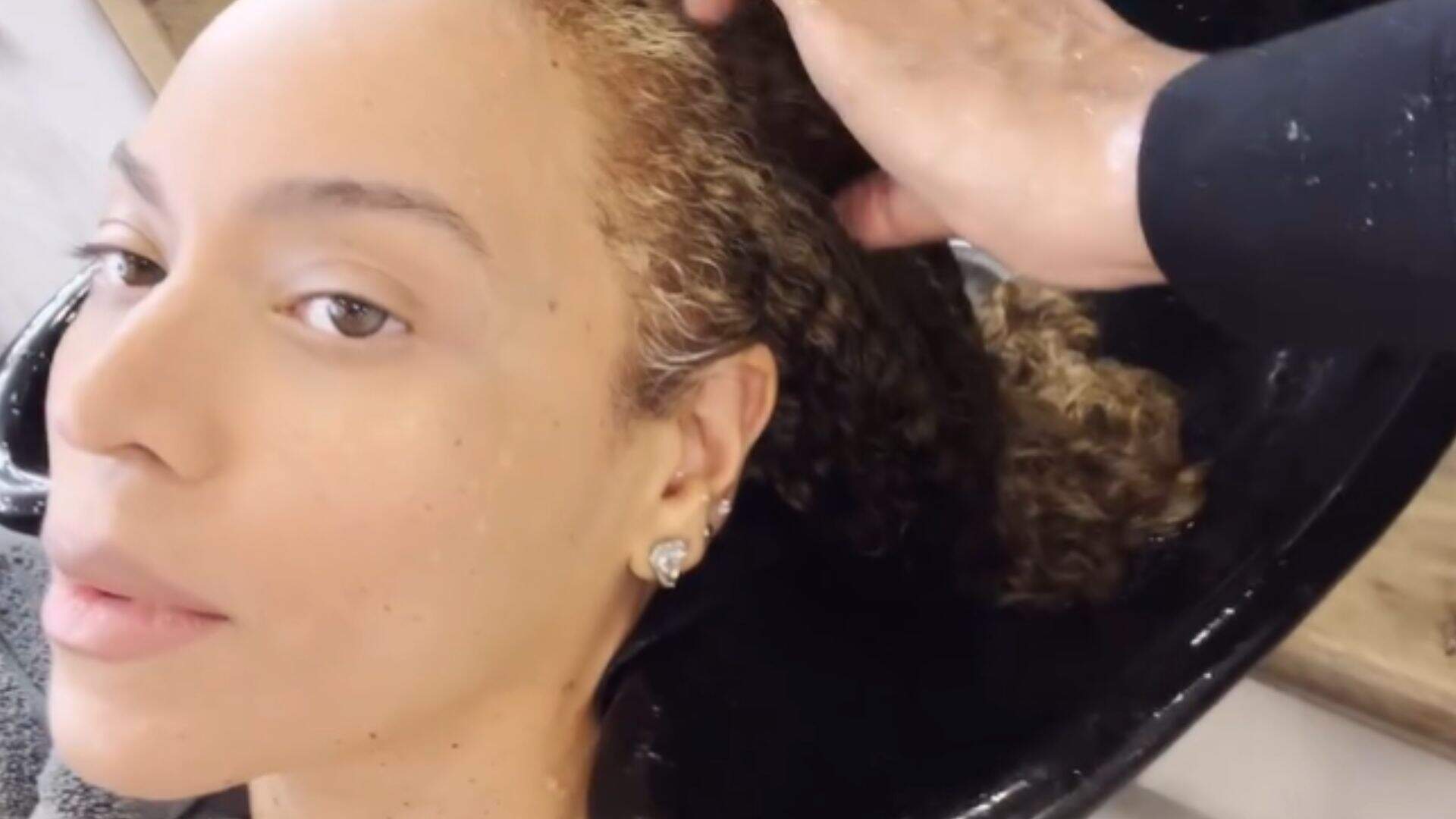 Beyoncé exibe cabelo natural em novo vídeo e revela segredo para manter os fios saudáveis - Metropolitana FM