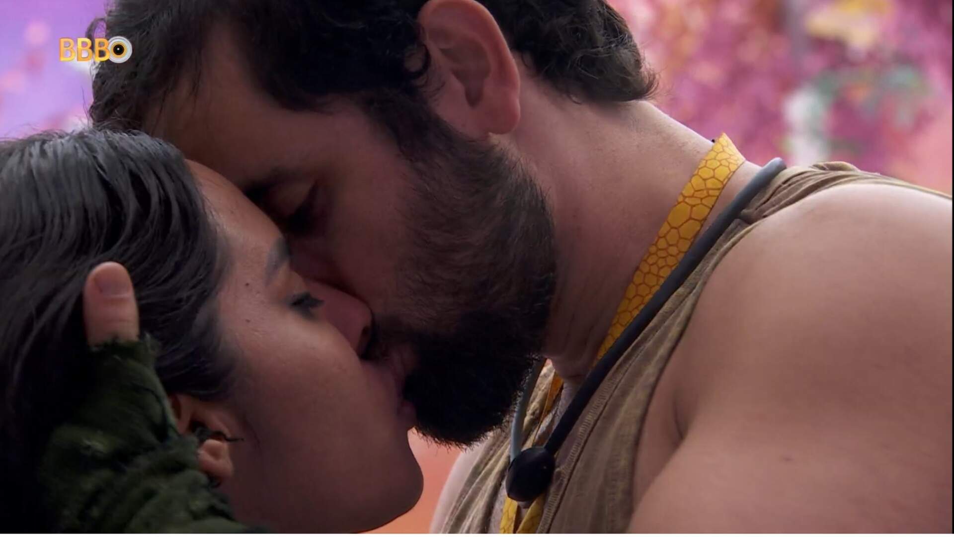 BBB 24: Finalmente rolou! Matteus e Isabelle se beijam durante festa do Top 5 - Metropolitana FM