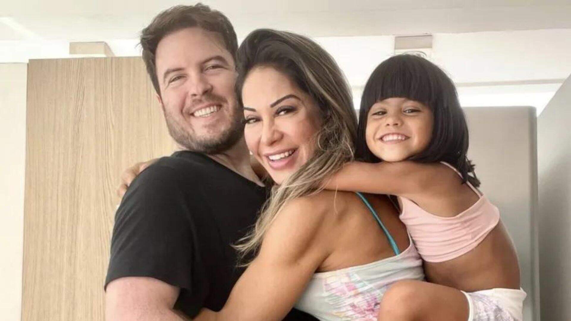 Maíra Cardi recebe criticas após exibir a filha chamando o padrasto, Thiago Nigro, de pai - Metropolitana FM