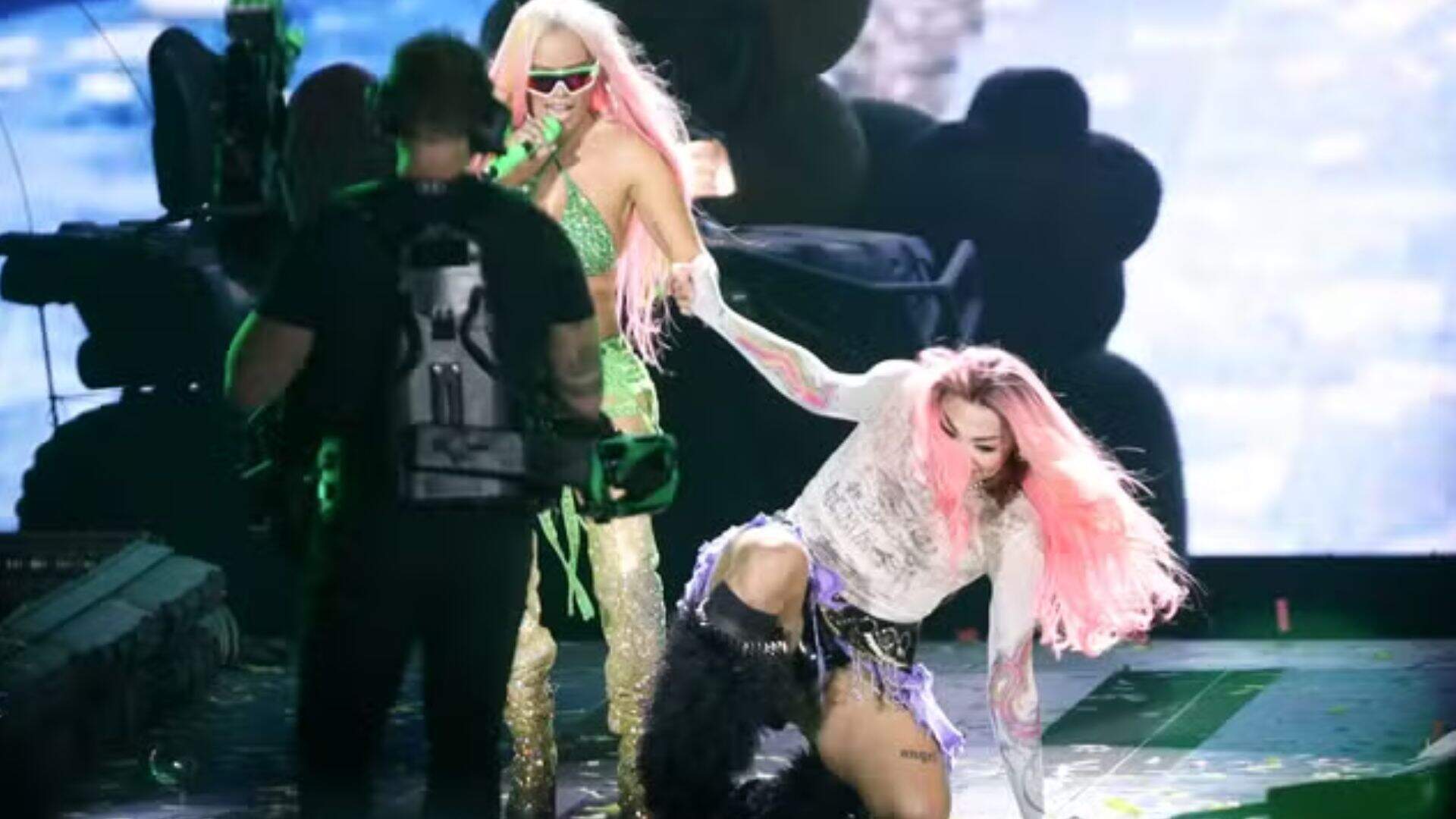 Pabllo Vittar leva tombo durante show de Karol G e a reação da drag queen viraliza!