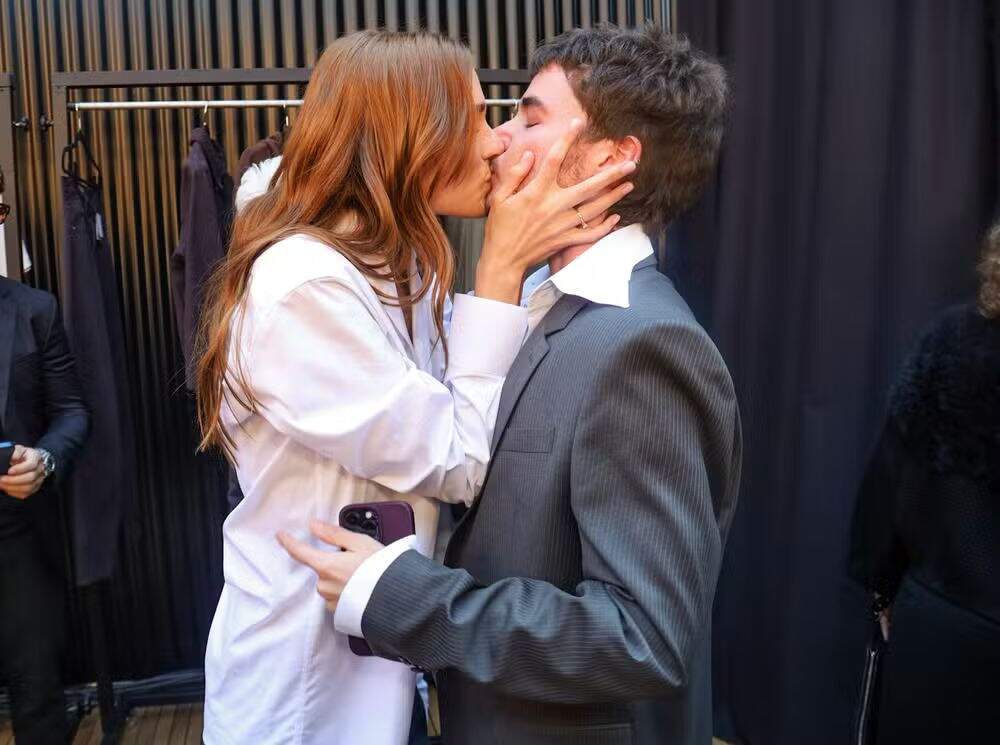 Sasha Meneghel ganha beijo do marido após o desfile de sua marca