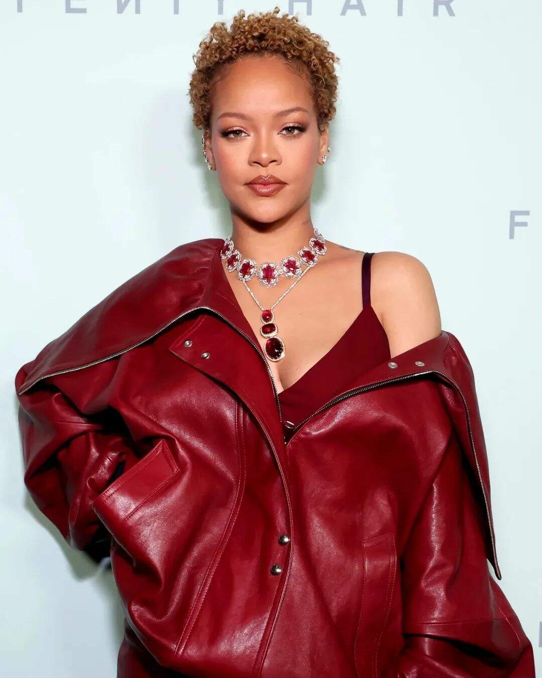  Rihanna surpreende ao surgir com os fios cacheados e curtíssimos em evento