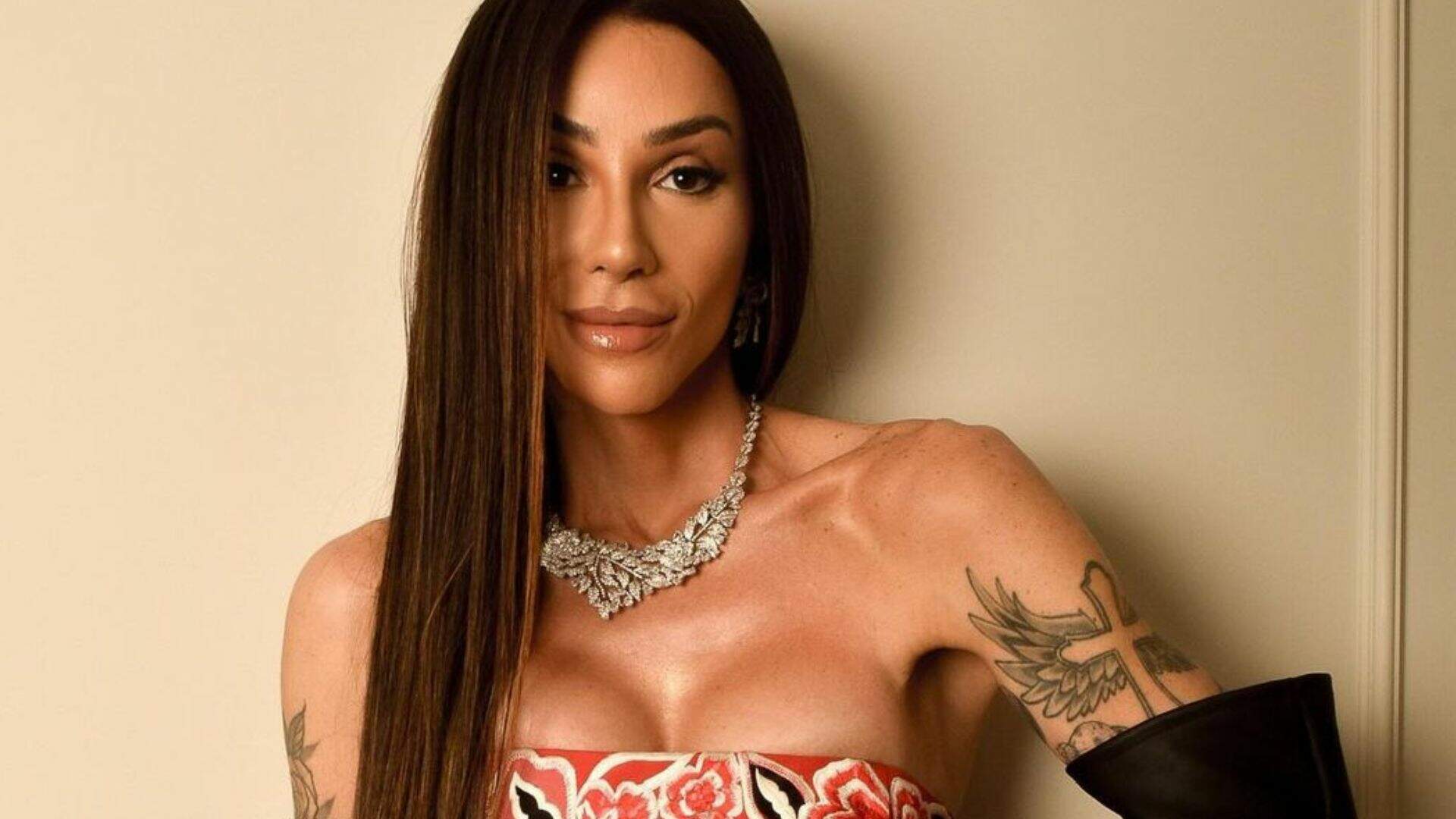Após estrelar capa da Vogue Brasil, Maya Massafera expõe revista e diz ter sido vítima de transfobia