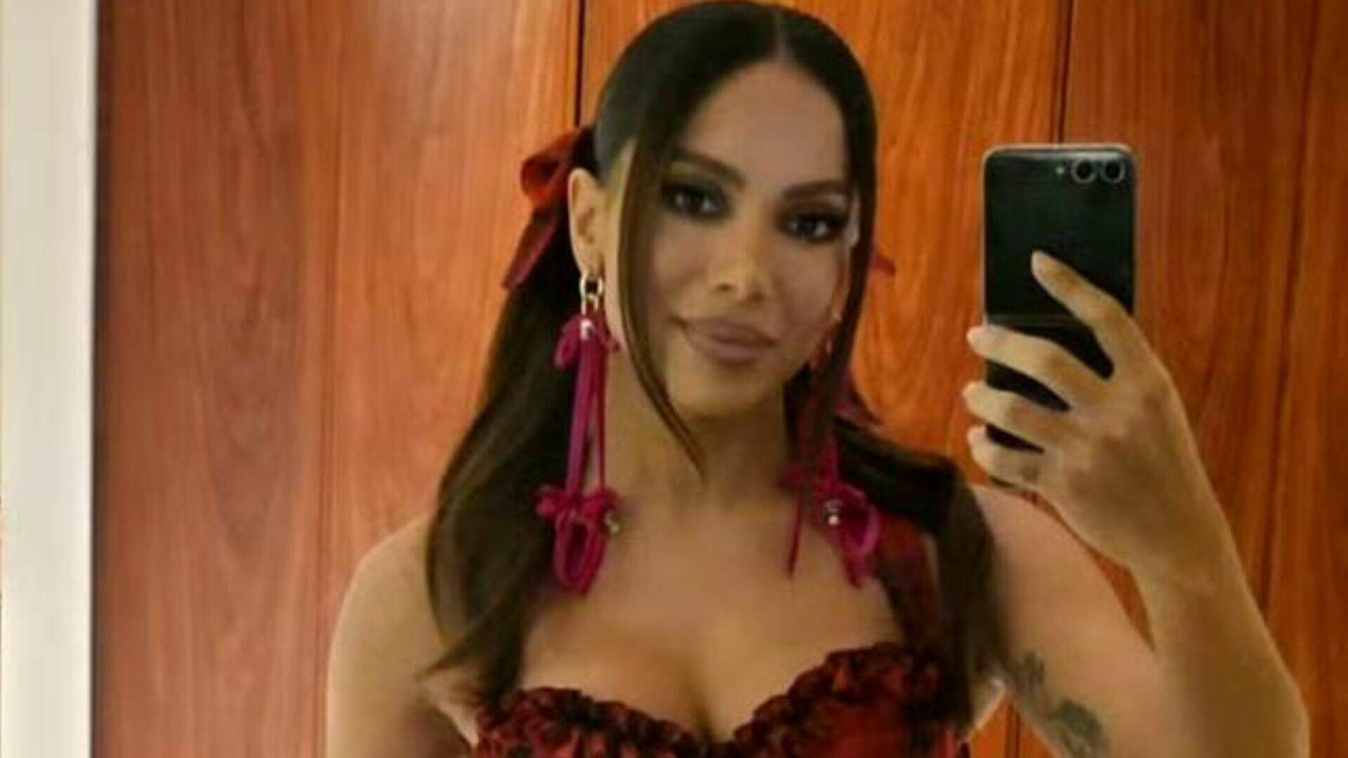Anitta volta ao Brasil e curte festa junina; veja o look escolhido - Metropolitana FM