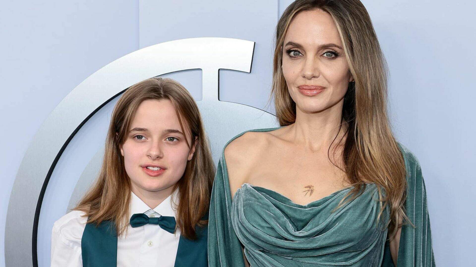 Ao lado da filha que tirou sobrenome de Brad Pitt, Angelina Jolie surge deslumbrante em premiação; veja fotos - Metropolitana FM