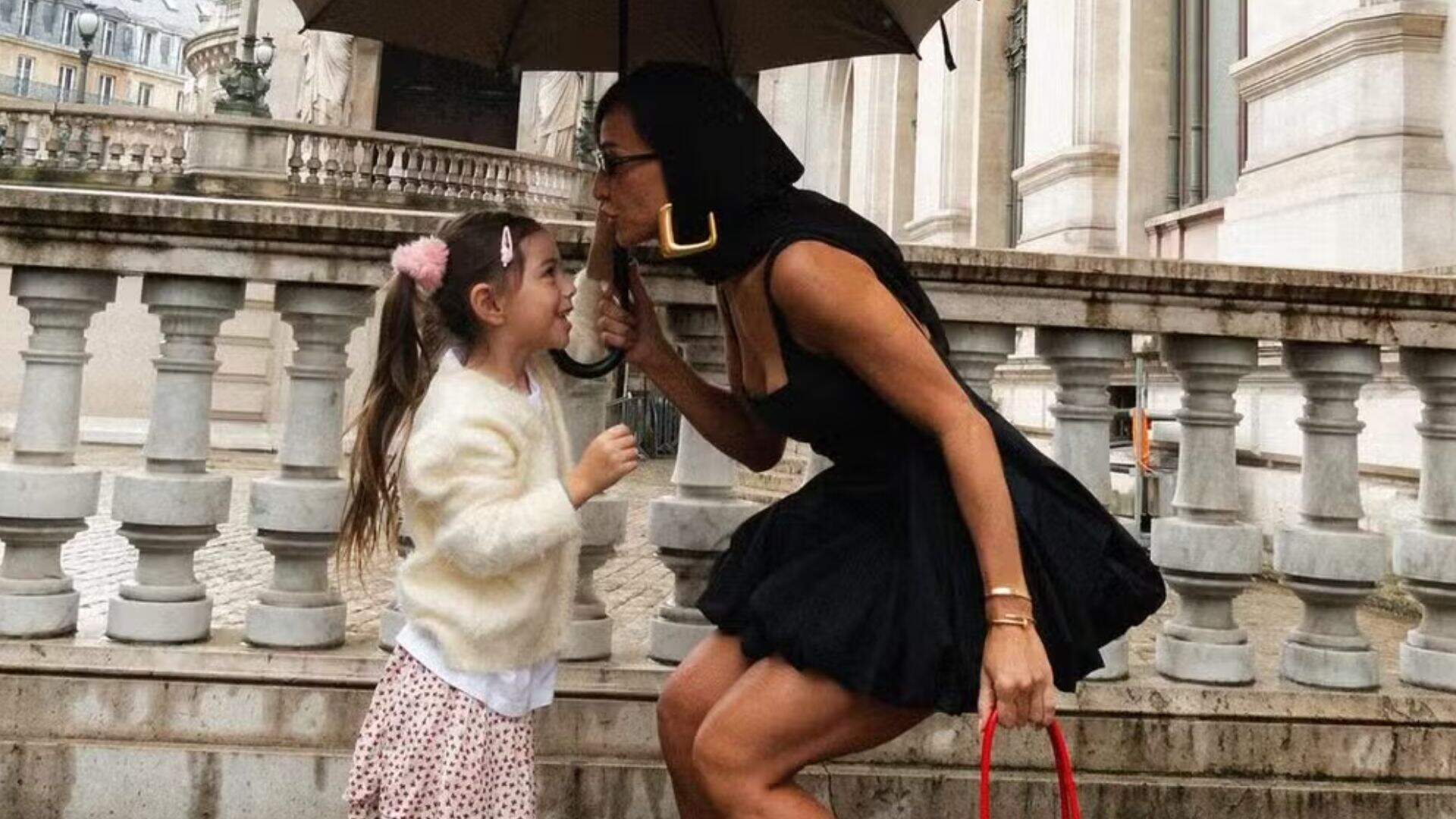 Fashionistas! Sabrina Sato abre álbum de fotos fofas com a filha Zoe, em Paris