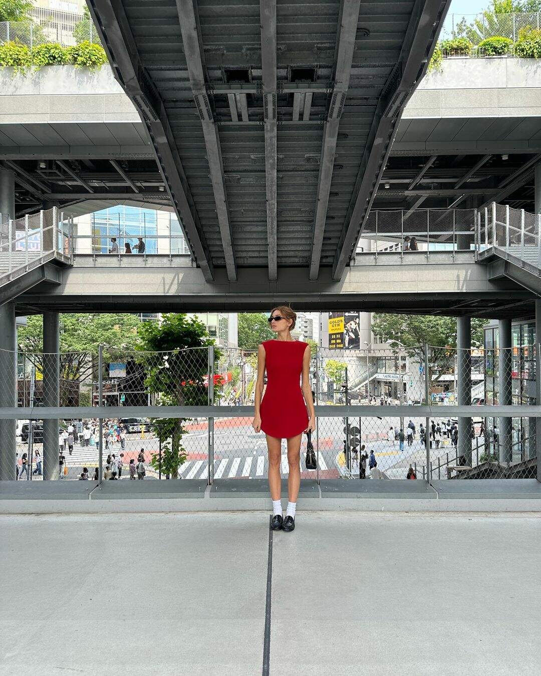 Sasha Meneghel exibe vestido de sua marca durante passeio em Tóquio