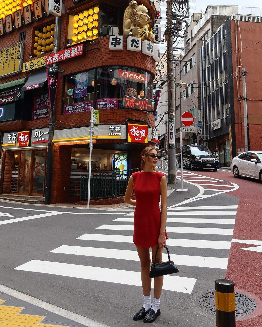 Sasha Meneghel exibe vestido de sua marca durante passeio em Tóquio