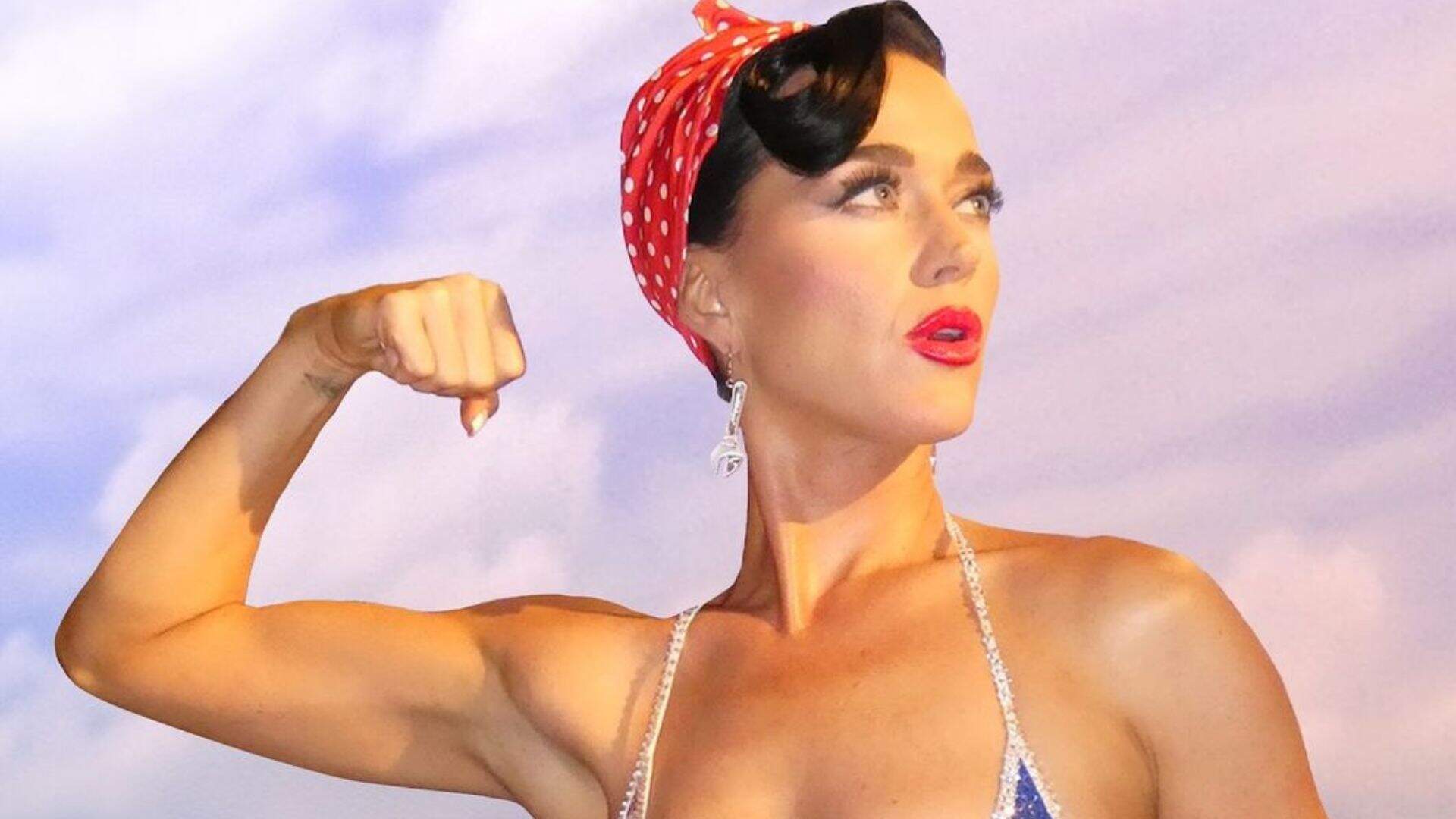 Katy Perry aposta em look patriota e super decotado para comemorar Dia da Independência nos EUA