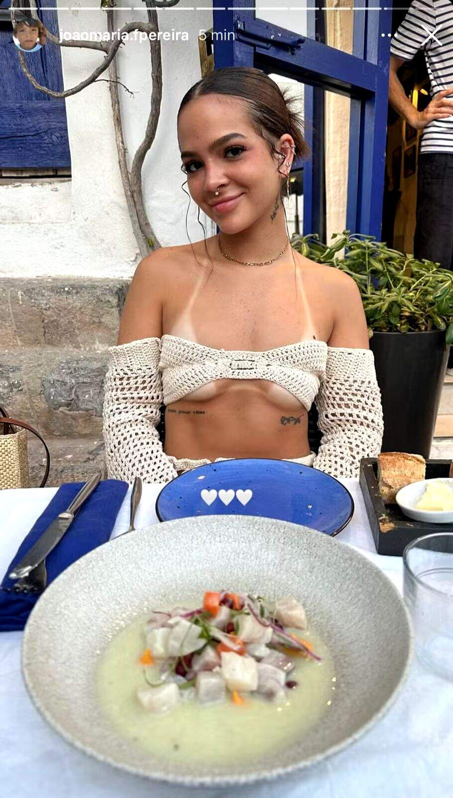 Mel Maia aposta em look decotado para almoçar com o namorado em Ibiza