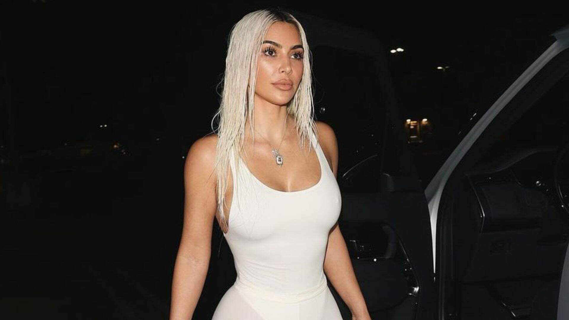 Kim Kardashian surge com look ‘embalado a vácuo’ e cabelos platinados em nova aparição