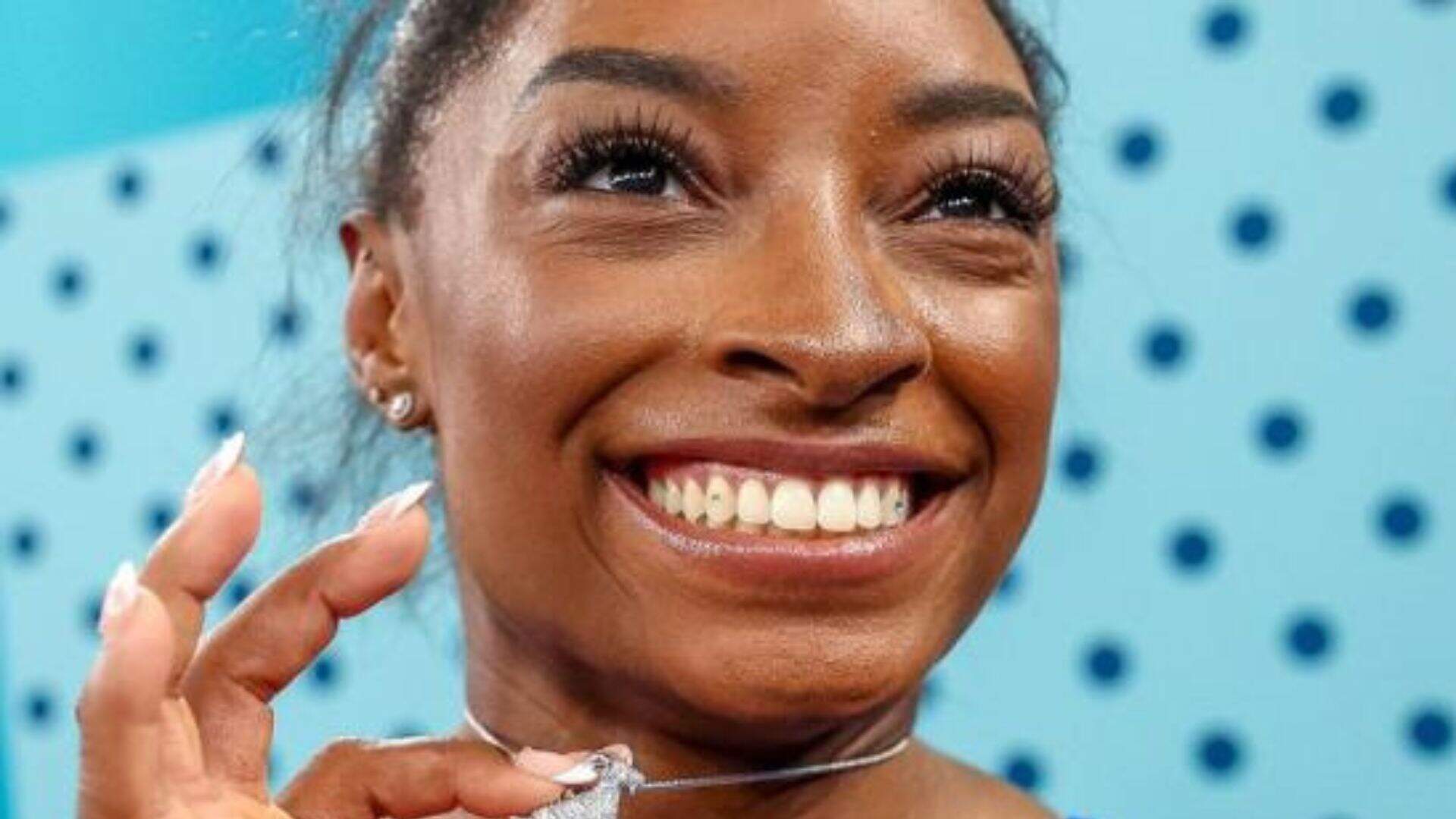 Simone Biles usa joia de diamante nos dentes; veja detalhes e outras famosas que entraram na moda