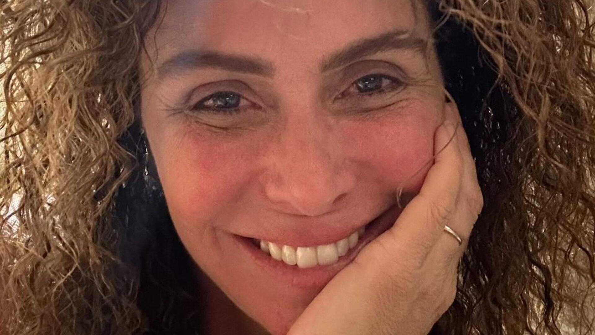 Time das cacheadas! Giovanna Antonelli encanta ao exibir cabelo natural: “Maravilhosa”