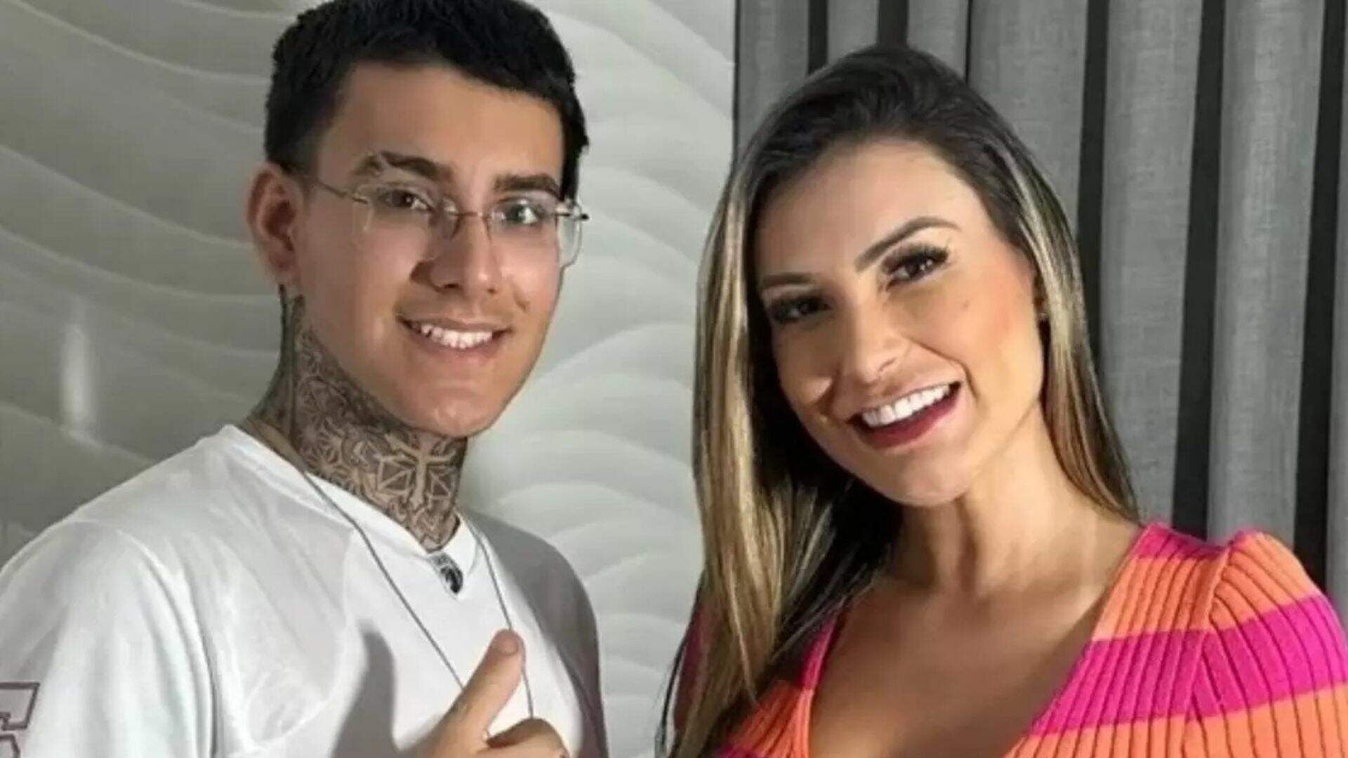 Filho de Andressa Urach solta o verbo após a mãe ser criticada por cortar a língua ao meio - Metropolitana FM