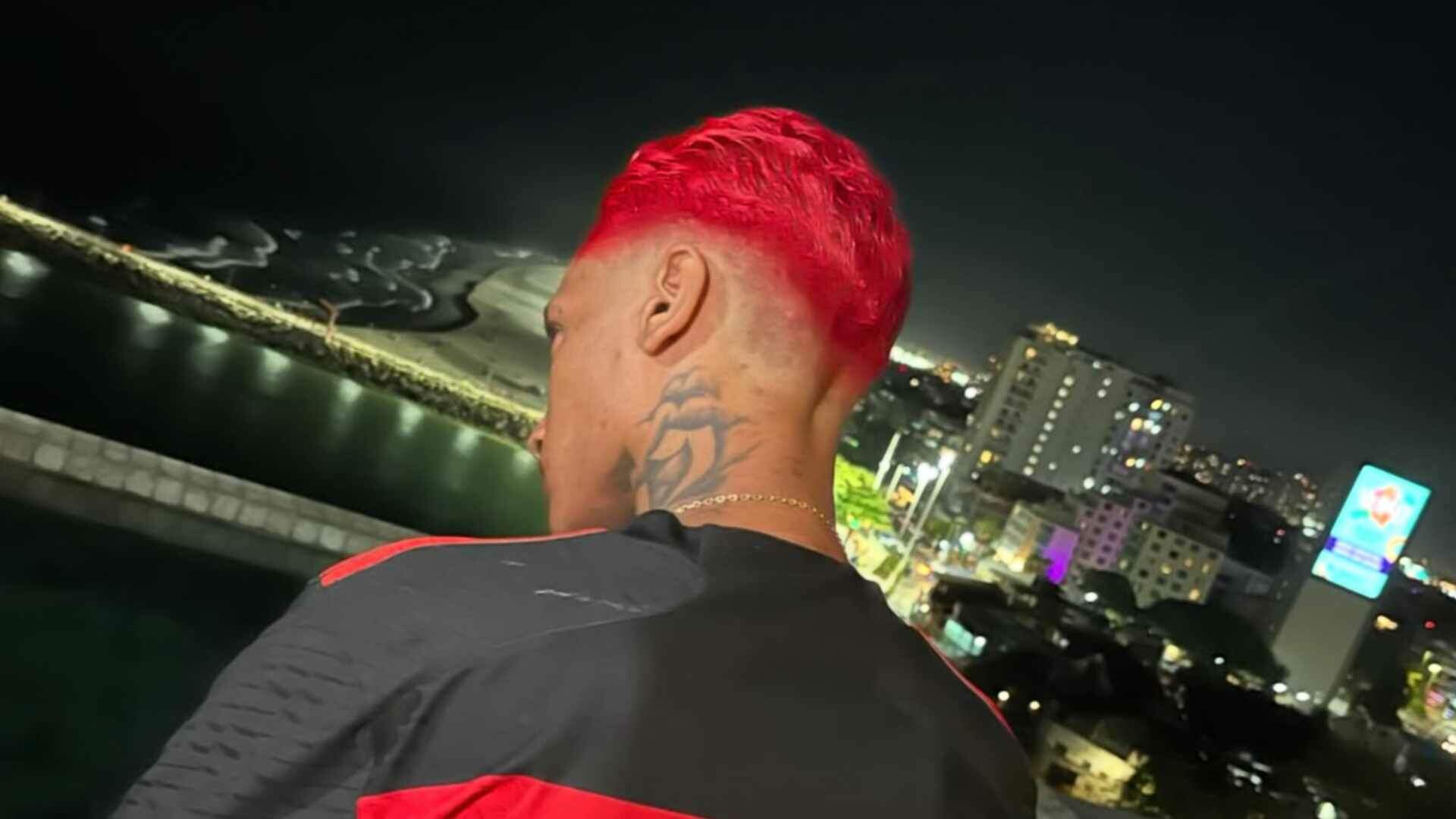 Oruam muda o visual e surge com cabelo vermelho - Metropolitana FM