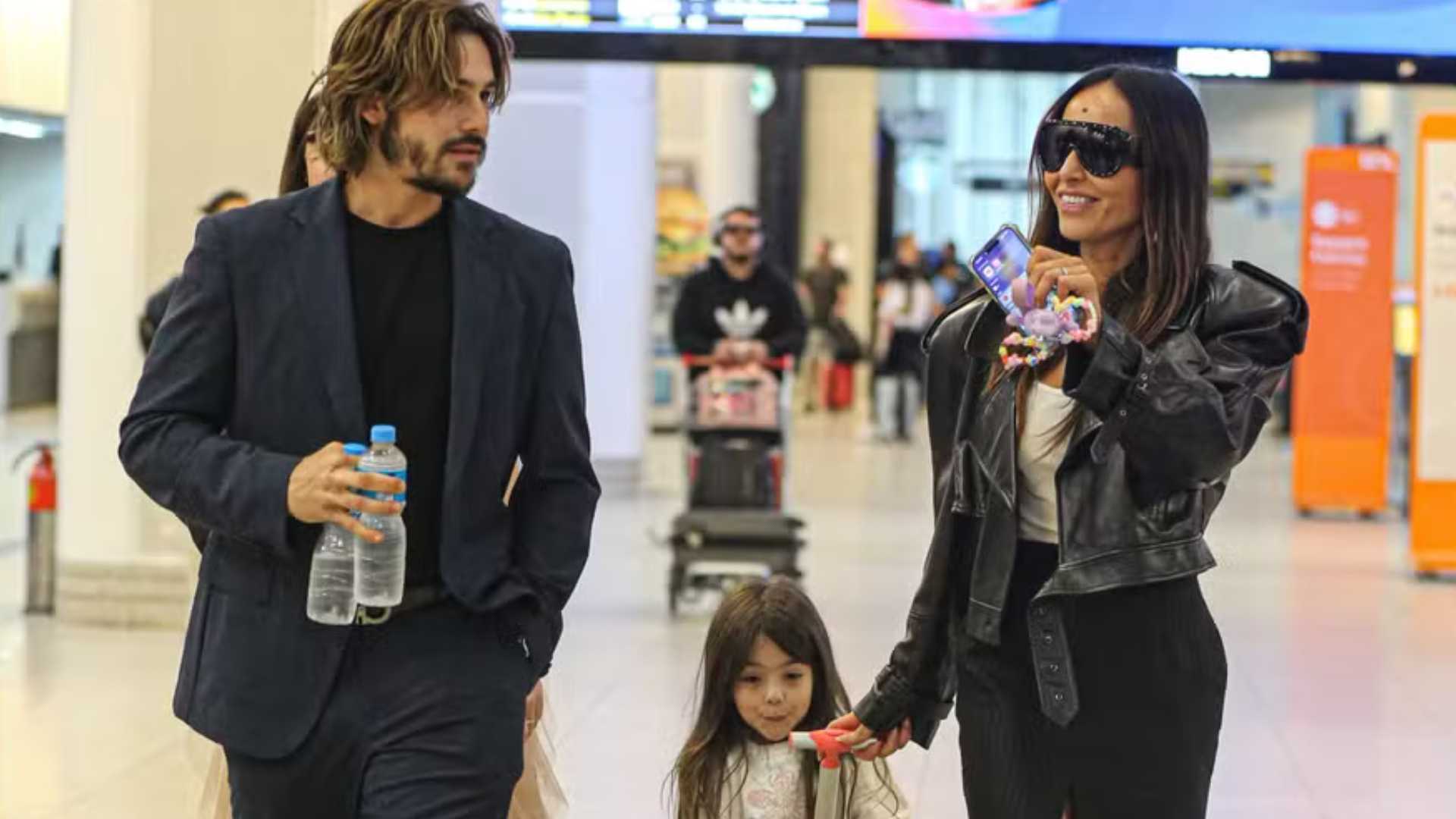 Nicolas Prattes e Sabrina Sato passeiam com Zoe em novo Fusca do ator - Metropolitana FM