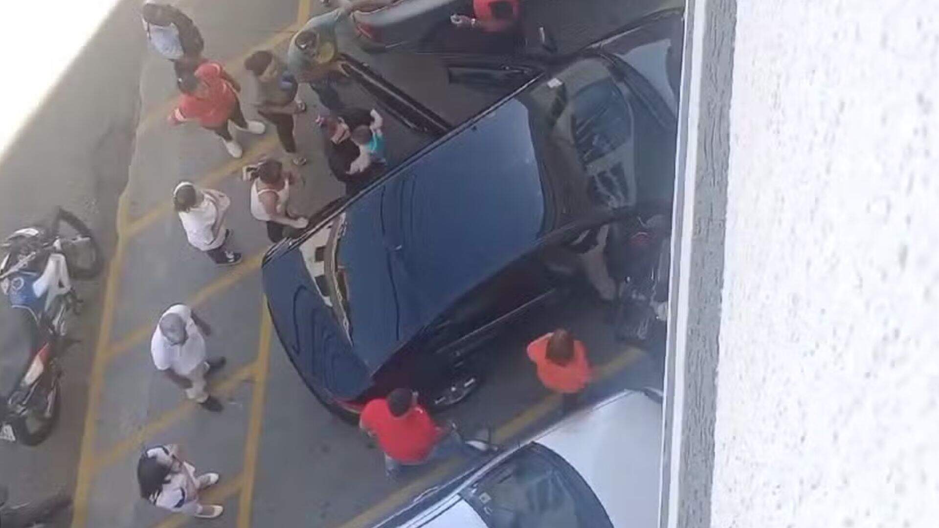 PM quebra vidro de carro para resgatar bebê preso dentro do veículo