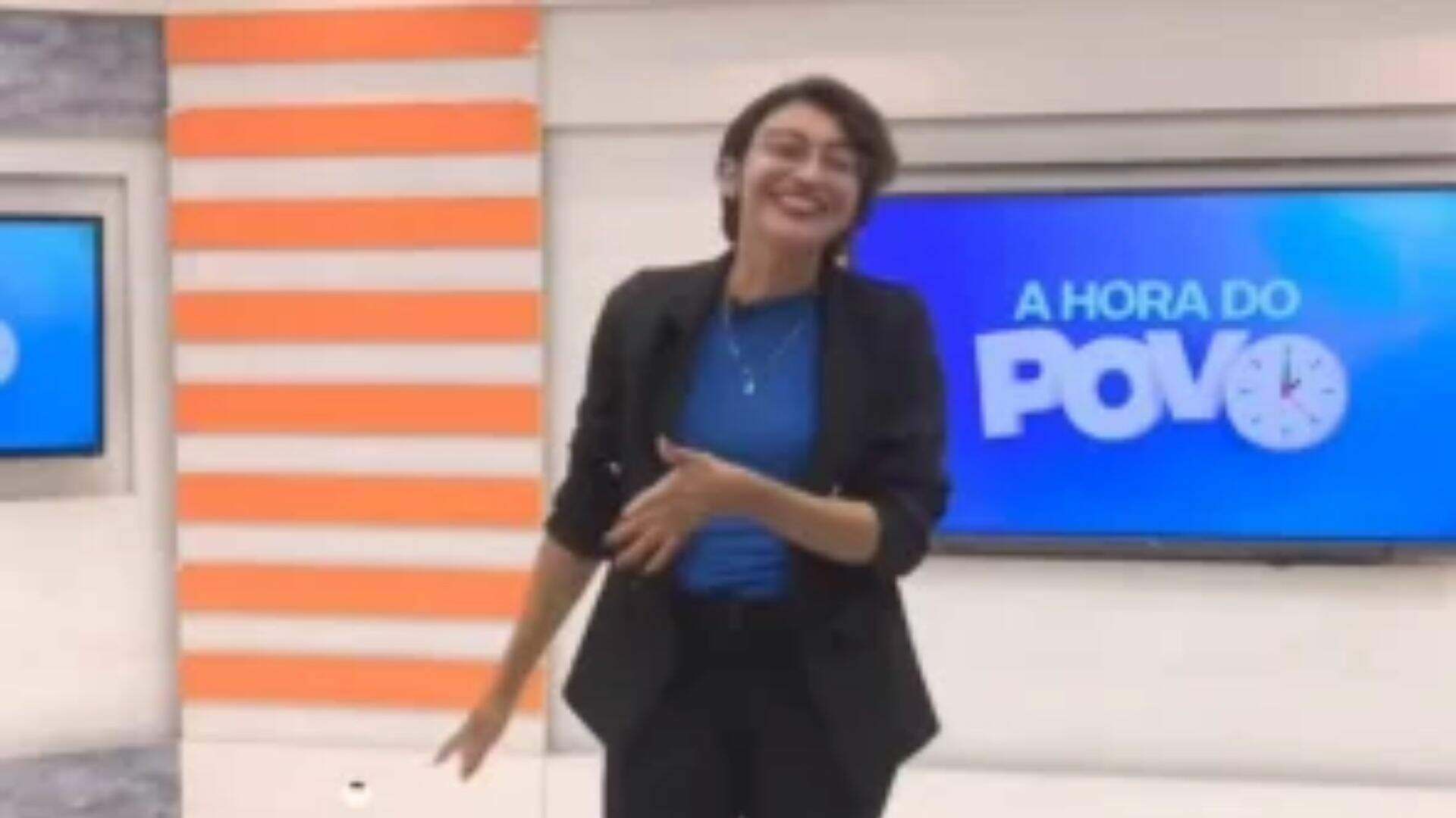 Jornalista cai na risada ao apresentar matéria produzida por ela mesma