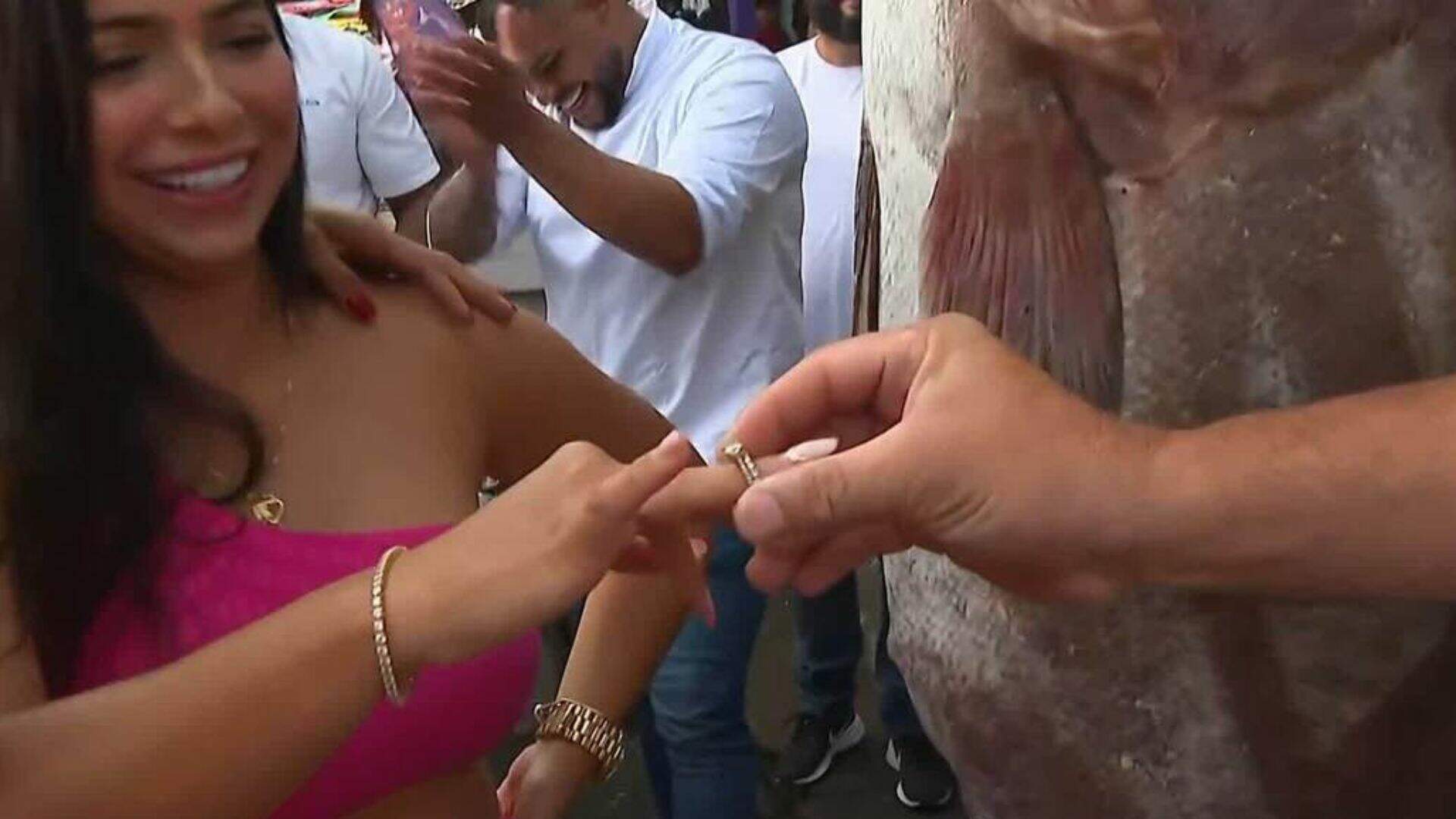 Ao vivo, homem tira aliança da boca do peixe e pede mulher em casamento