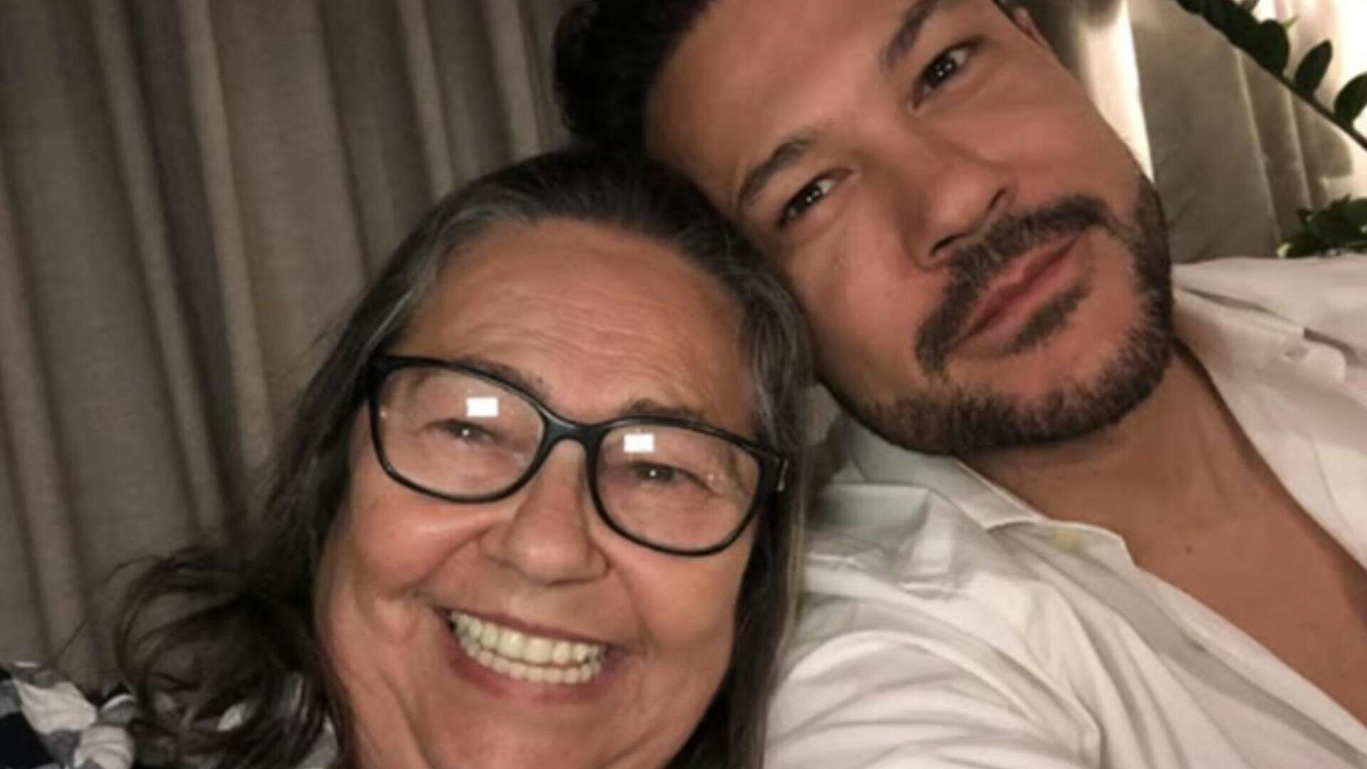 Mãe de João Bosco, da dupla com Vinícius, celebra graduação aos 66 anos