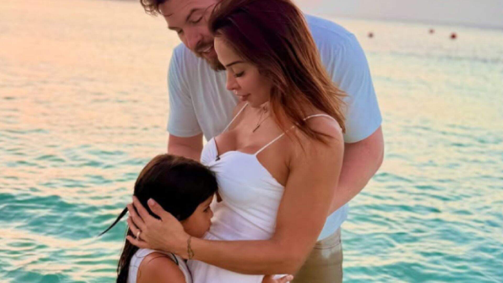 Maíra Cardi e Thiago Nigro exibem ultrassom de bebê que está a caminho