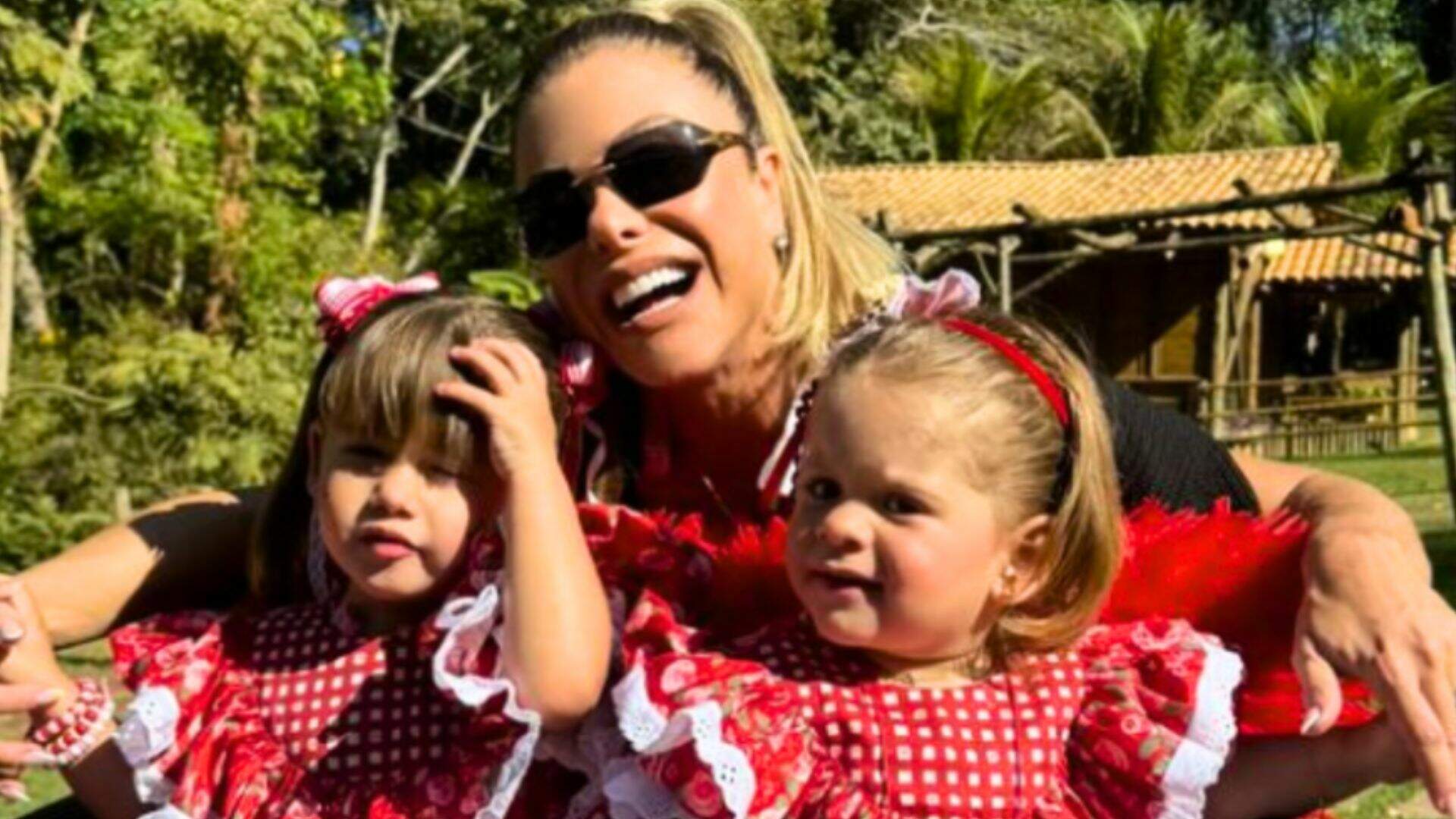 Avó de Maria Alice, Poliana, exibe a neta prestando atenção na missa e viraliza