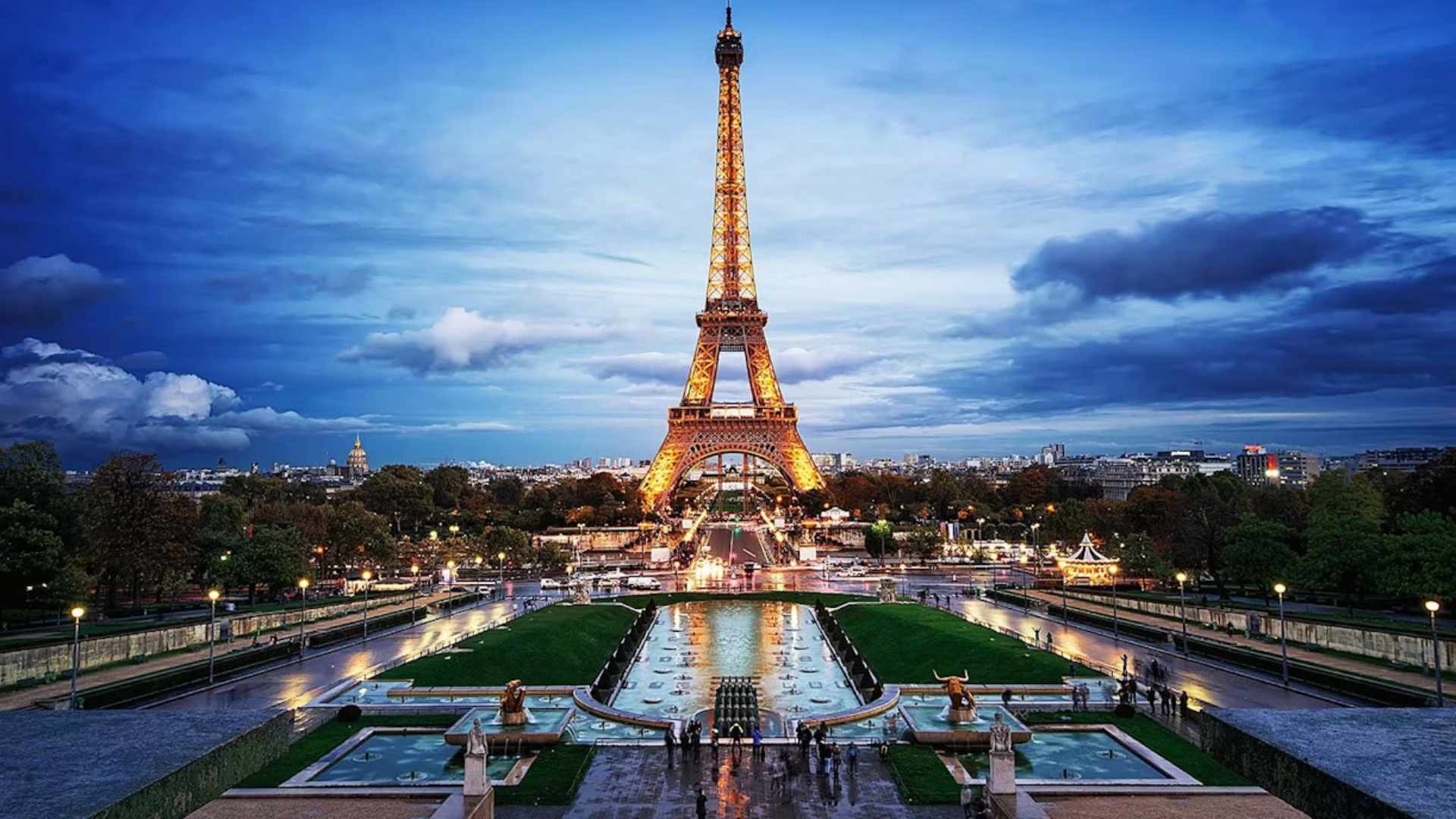 Torre Eiffel apaga as luzes em homenagem ao Papa Francisco