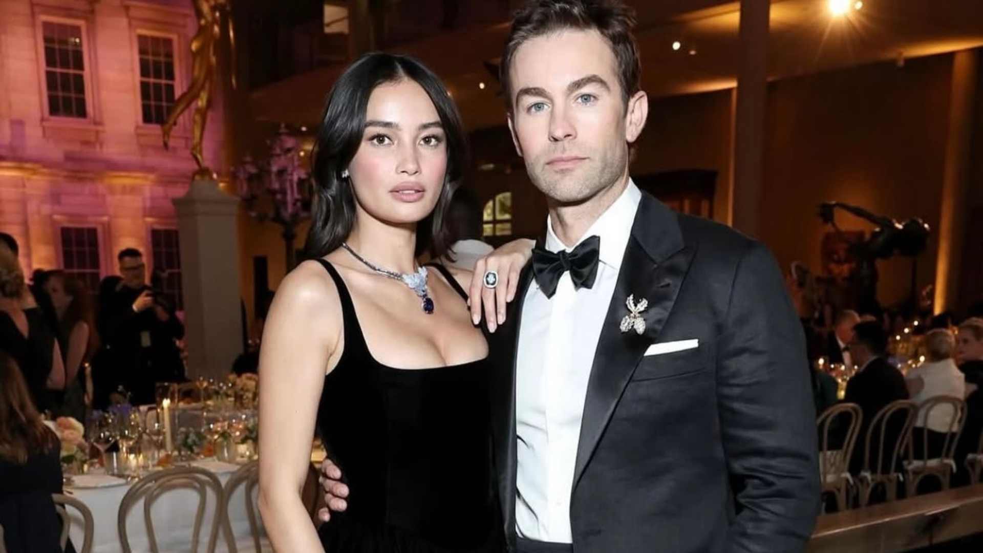 Chace Crawford assume romance com Kelsey Merritt em evento em Nova York