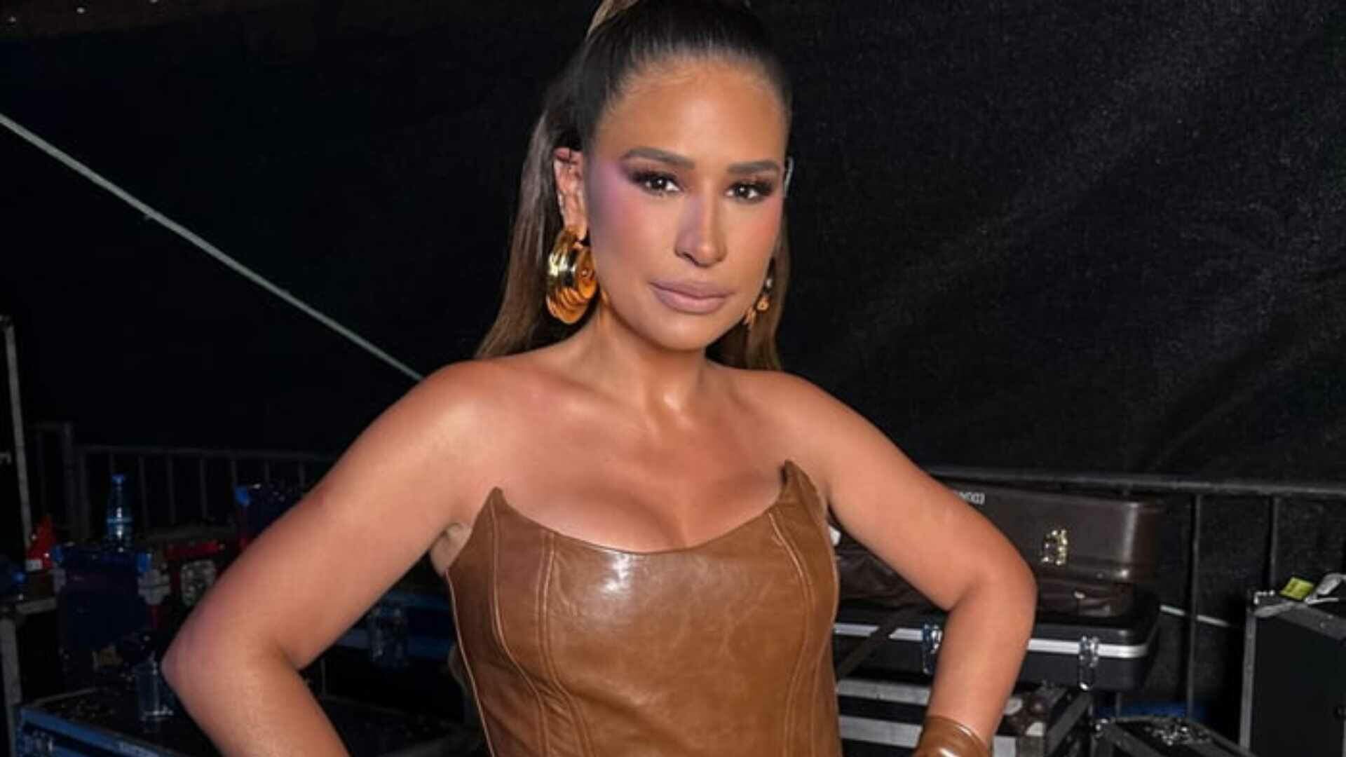 Simone diverte fãs ao mostrar presentes inusitados recebidos durante show