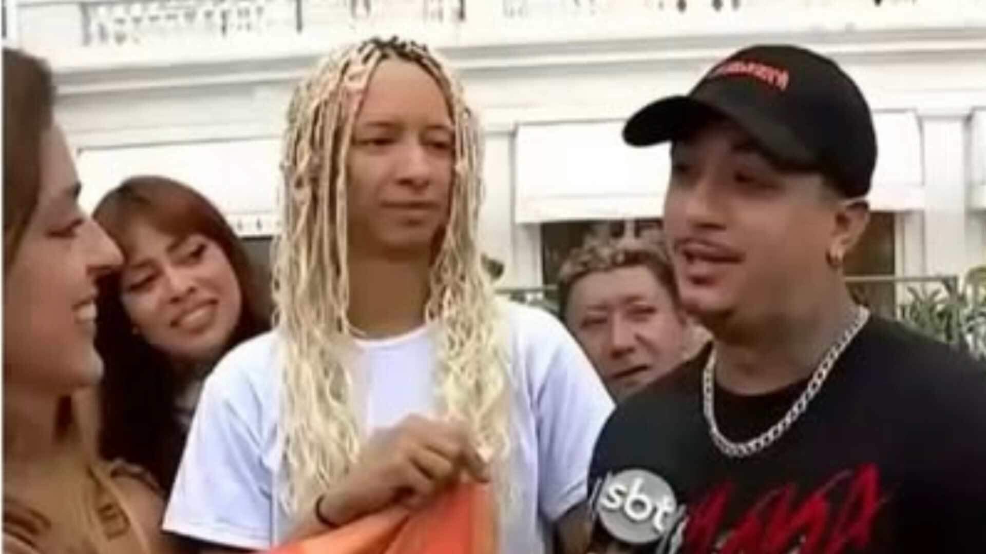 Fã de Lady Gaga usa fralda para não sair da porta do hotel no Rio