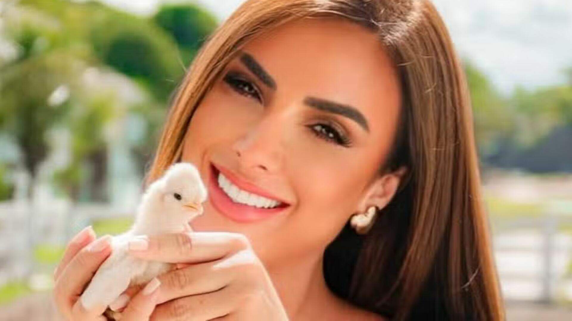 Nicole Bahls batiza novo pintinho com o nome da cantora Lady Gaga