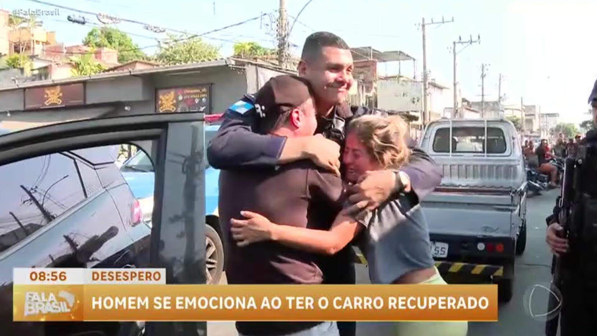 Motorista de aplicativo se desespera após ter o carro roubado no Rio de Janeiro