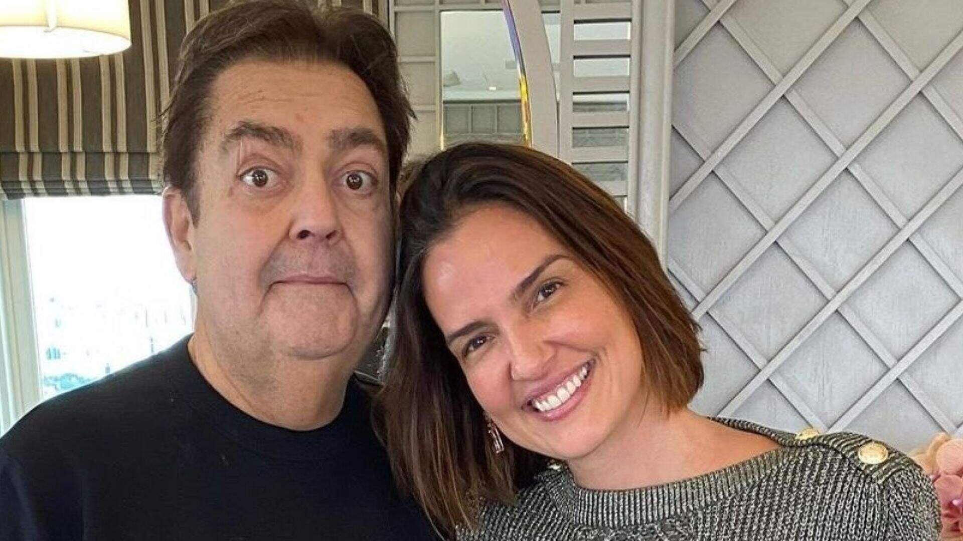 Fausto Silva faz rara aparição no SBT e presta homenagem à esposa