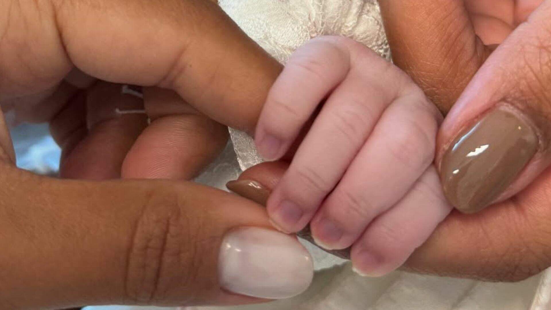 Ludmilla e Brunna Gonçalves anunciam o nascimento da primeira filha, Zuri