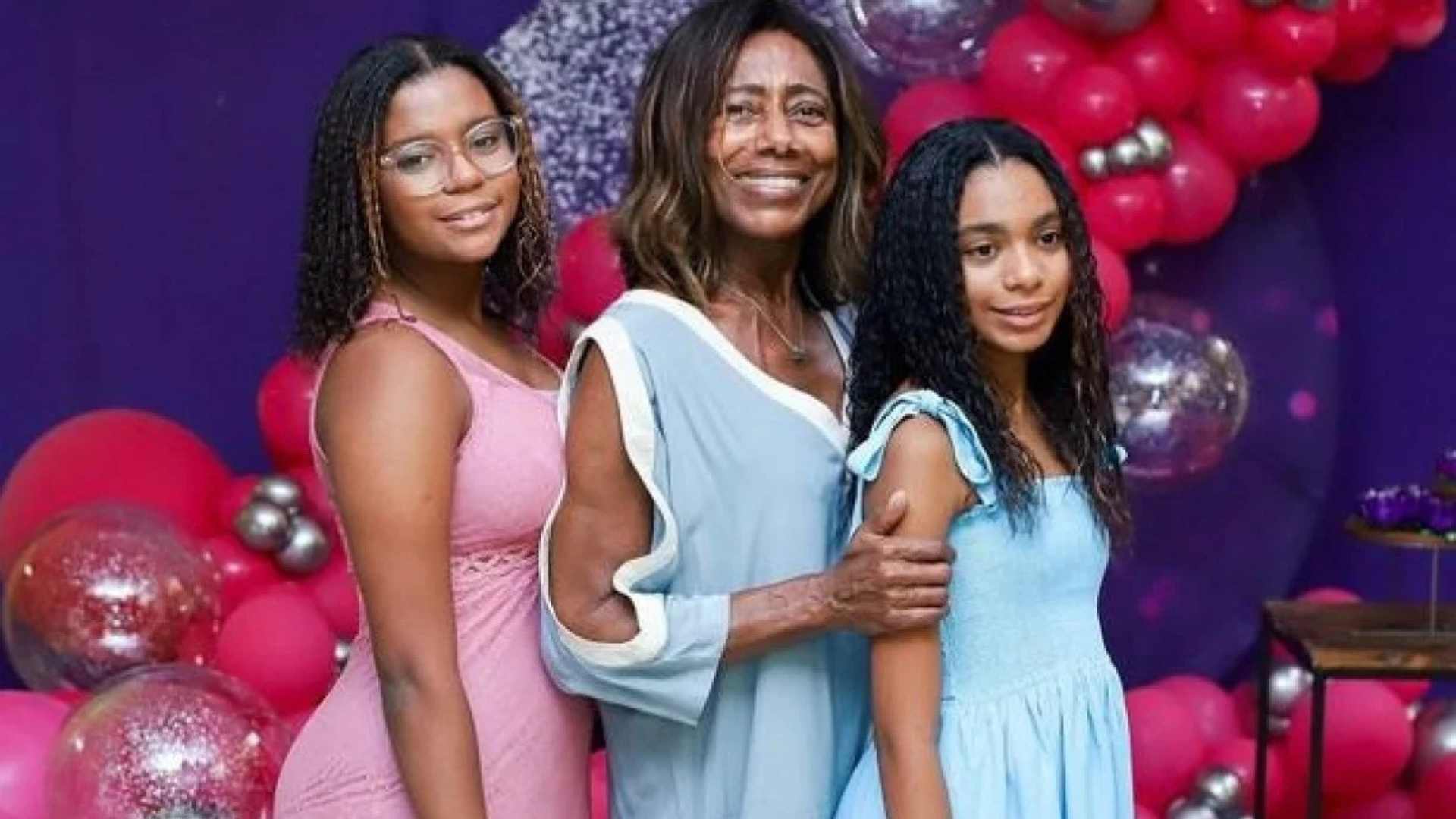 Filhas de Gloria Maria emocionam ao lançar cinzas da mãe em Búzios
