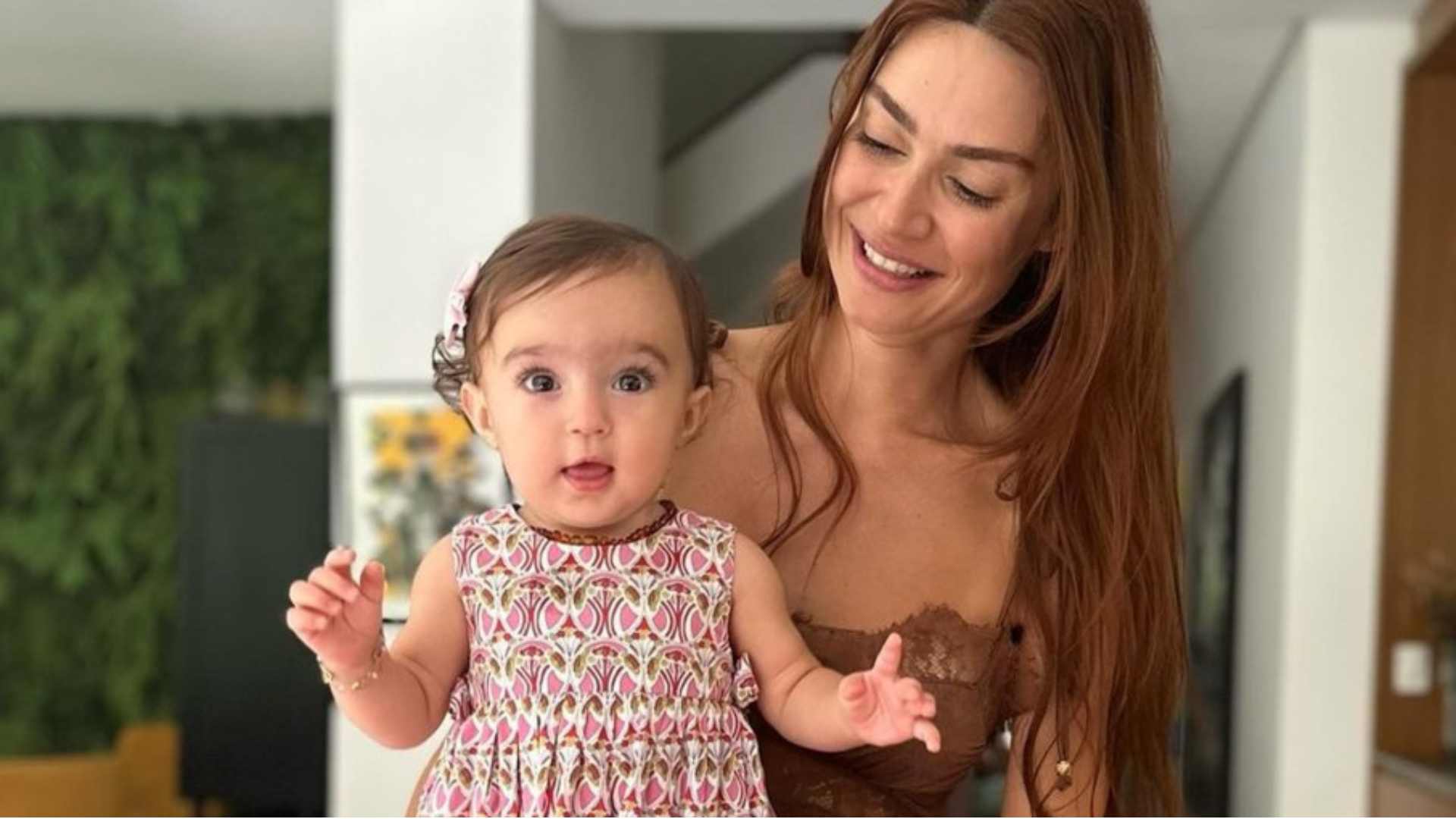 Tereza, filha de Thaila Ayala e Renato Goes, dá os primeiros passos no jiu-jítsu
