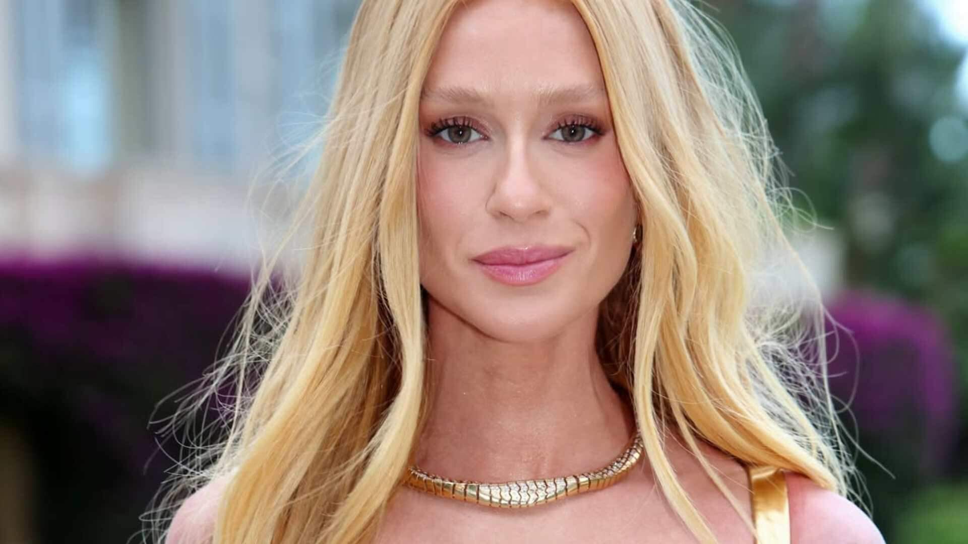 Marina Ruy Barbosa exibe novo visual loiro em baile de gala da amfAR em Cannes