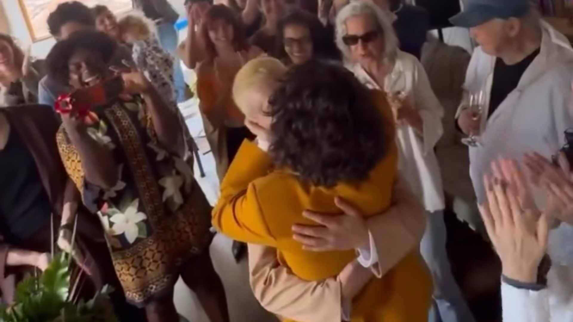 Júlia Anquier, filha de Débora Bloch e Olivier Anquier, se casa com a cantora Maria Beraldo
