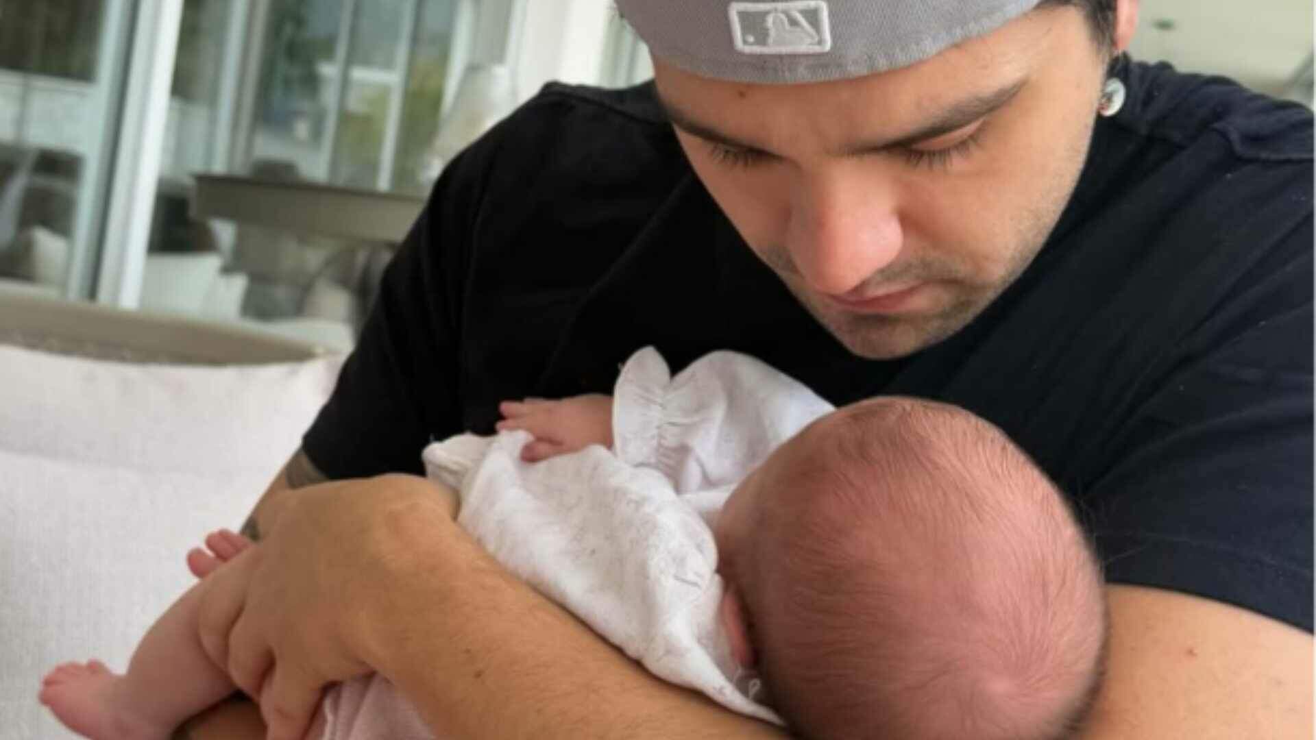 Luan Santana leva Serena para conhecer seu escritório e encanta com cuidado ao preservar a filha
