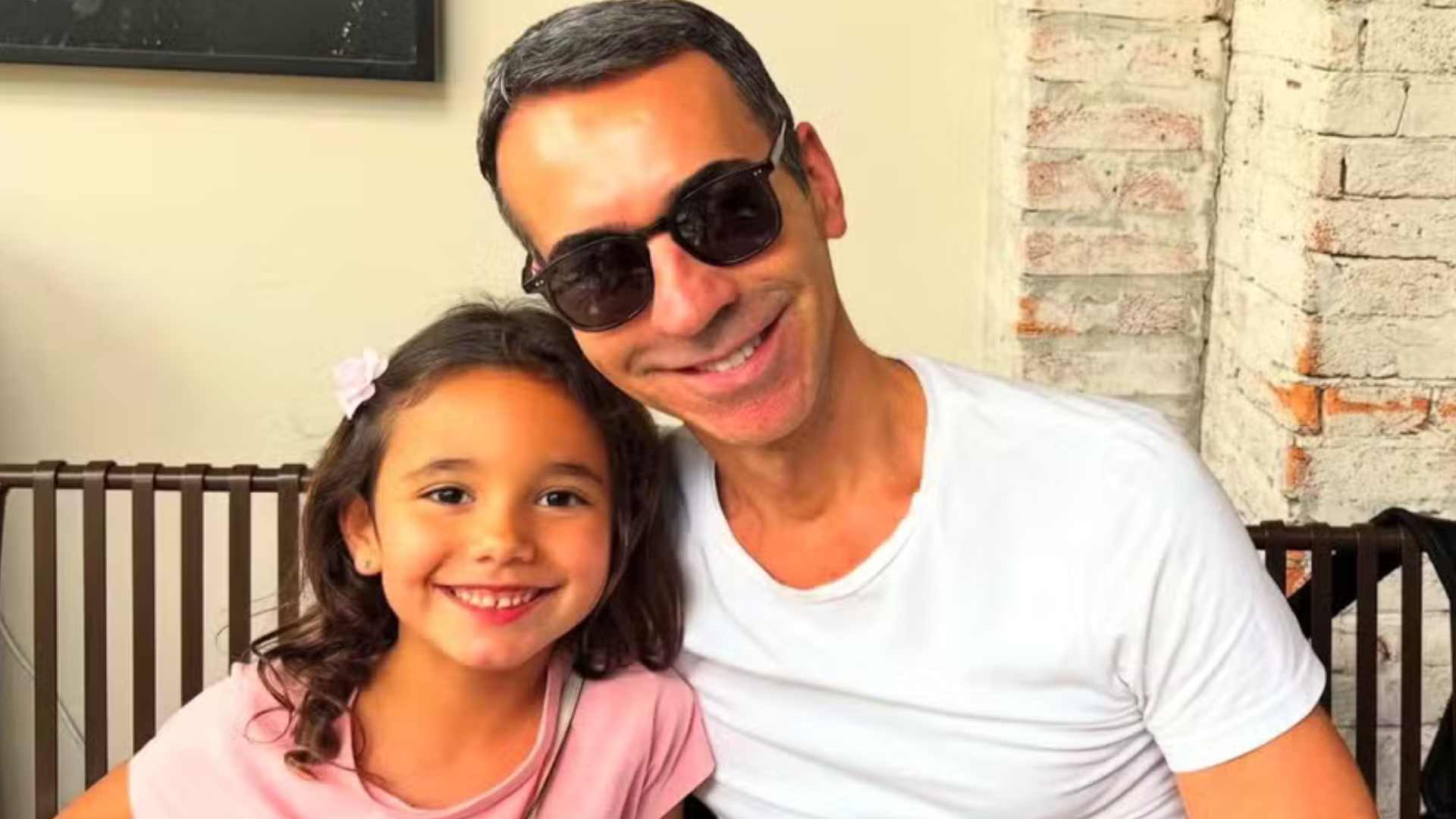 César Tralli se diverte com a filha Manu ao som de hit de Rosé e Bruno Mars