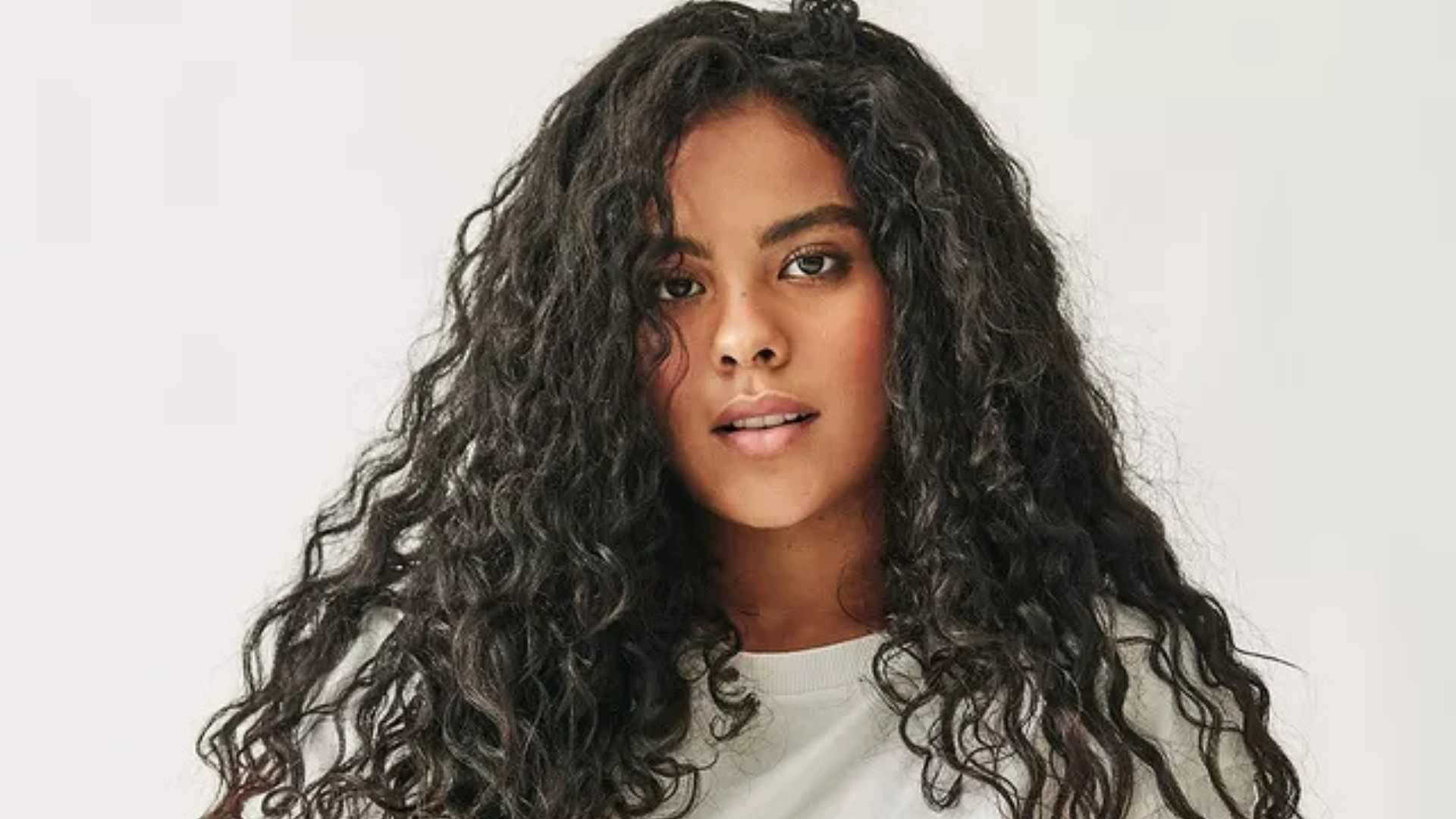 Bella Campos se emociona ao falar da família e das críticas que recebe na TV