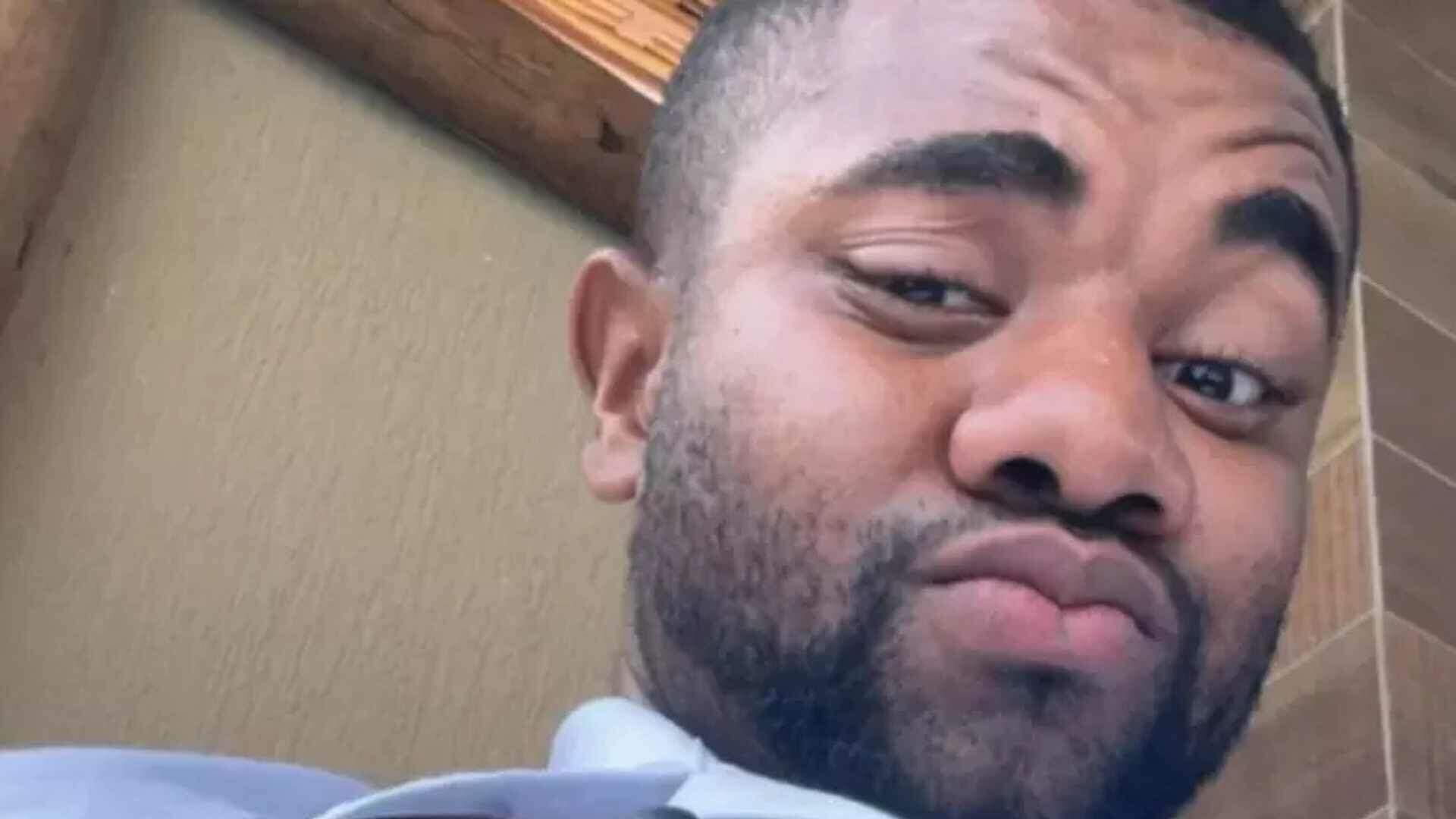 Davi Brito deixa delegacia sorrindo e comendo pipoca após depoimento