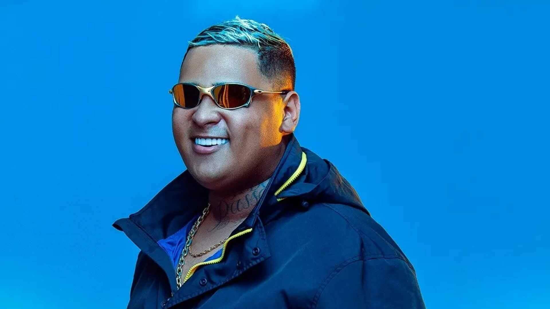MC Ryan SP emociona fã mirim ao presenteá-lo com chapéu durante show